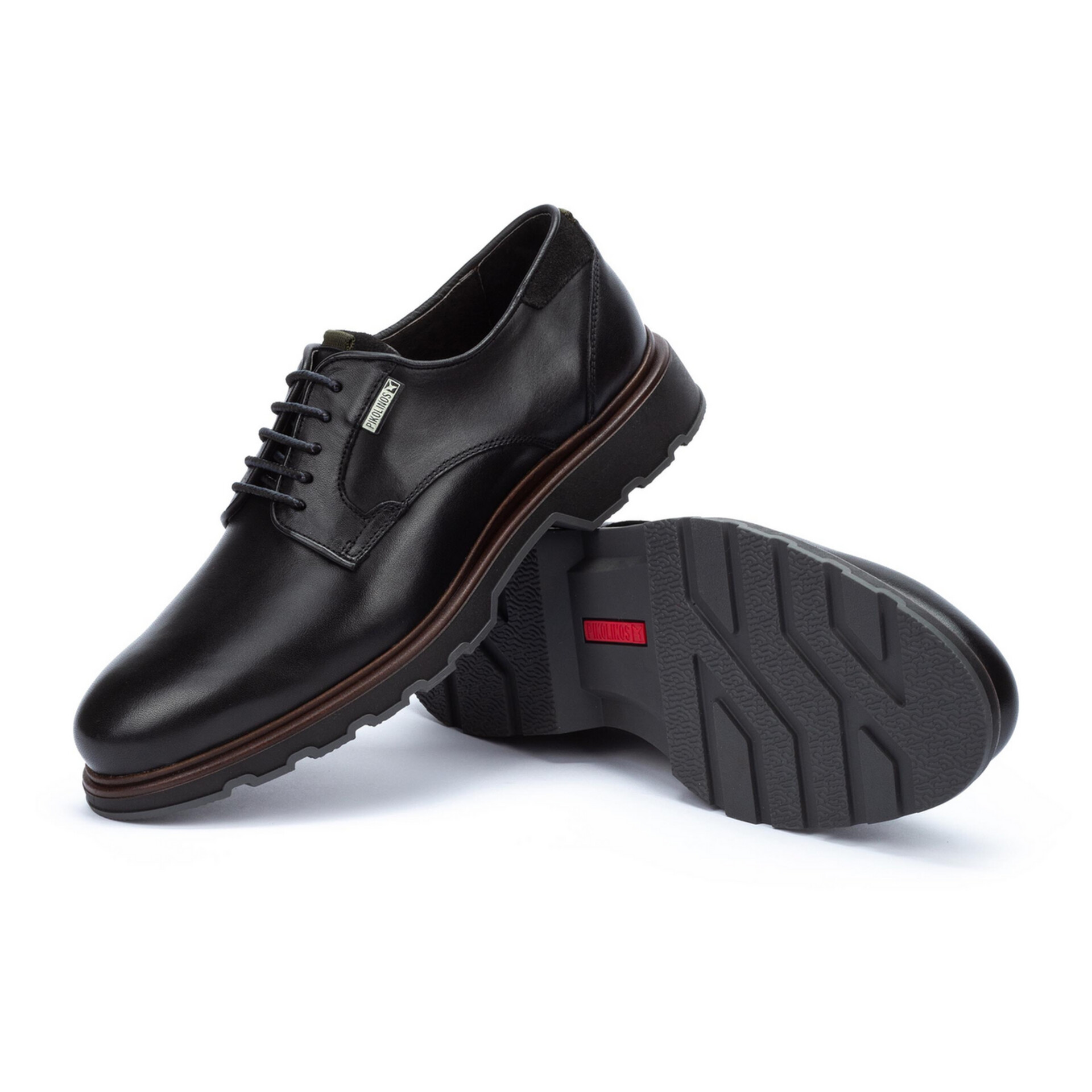 Elegante schwarze Schuhe mit robustem Profil, ideal für stilvolle Anlässe und höchsten Komfort.