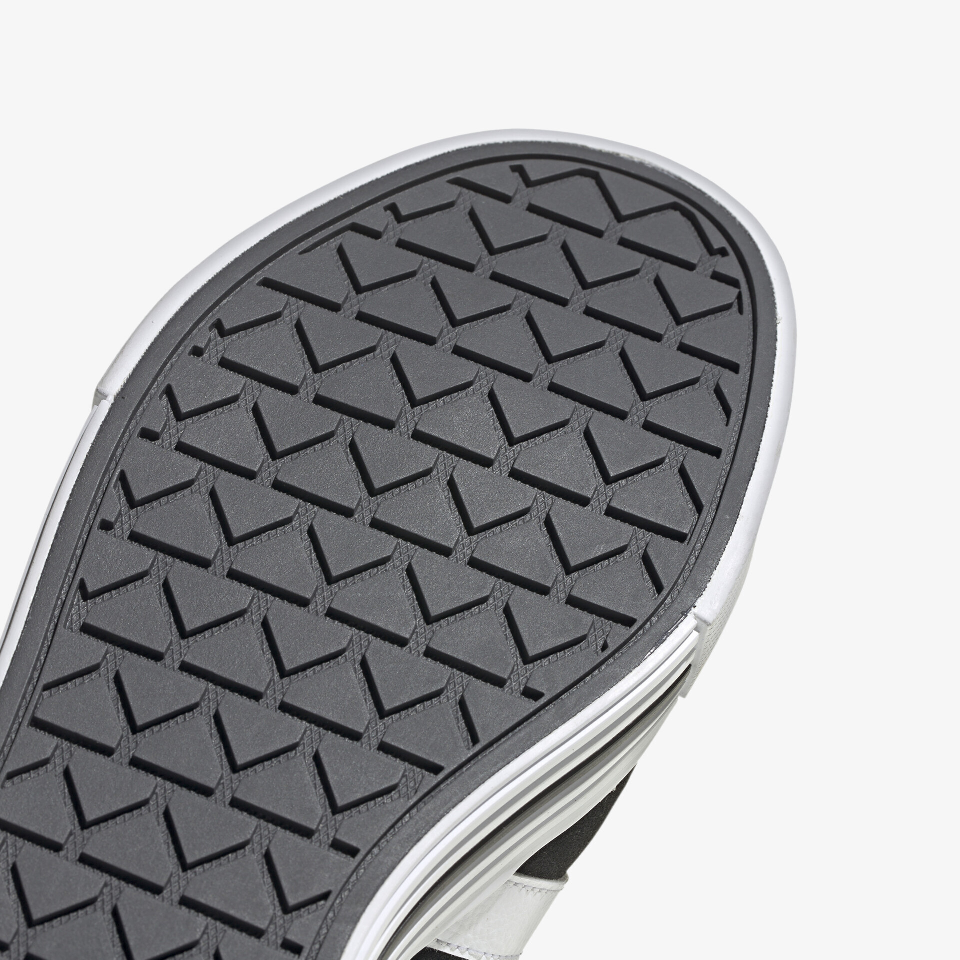 Detailaufnahme einer schwarzen Schuhsohle mit robustem, rutschfestem Profil für sicheren Halt