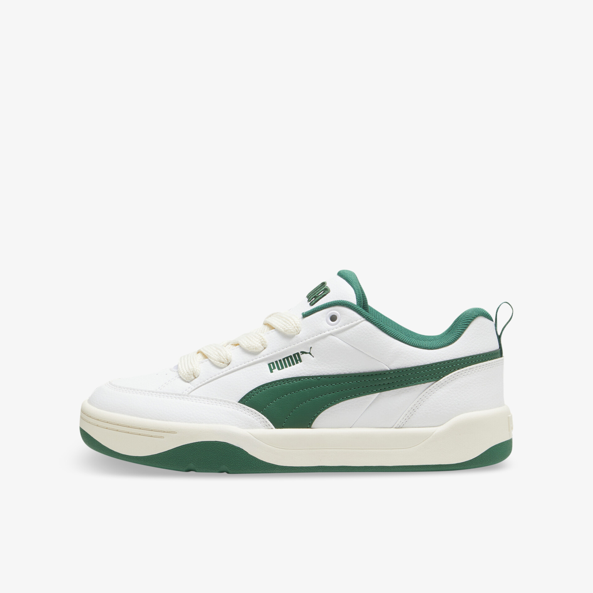 Weiß-grüner Puma Sneaker mit moderner Optik und komfortabler, strapazierfähiger Verarbeitung, seitliche Ansicht