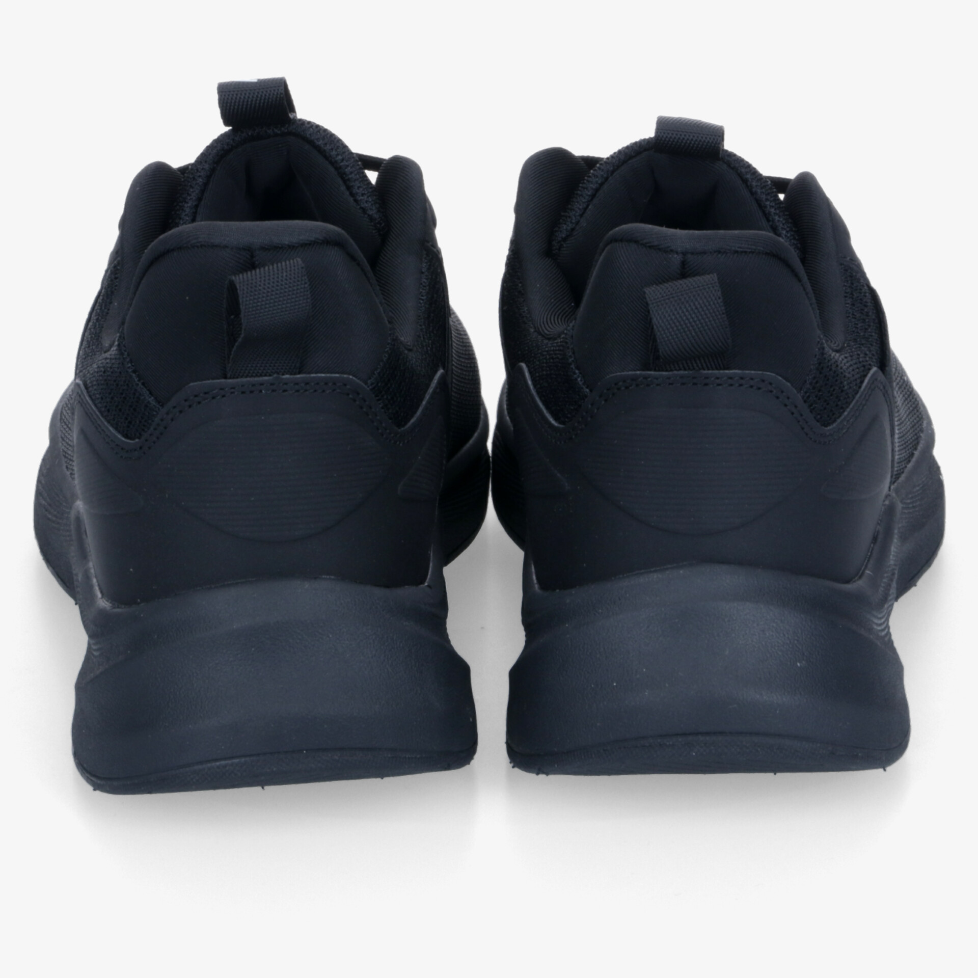 Schwarze Sneaker Rückansicht mit gepolstertem Fersenbereich und robuster Sohle für bequemen Halt