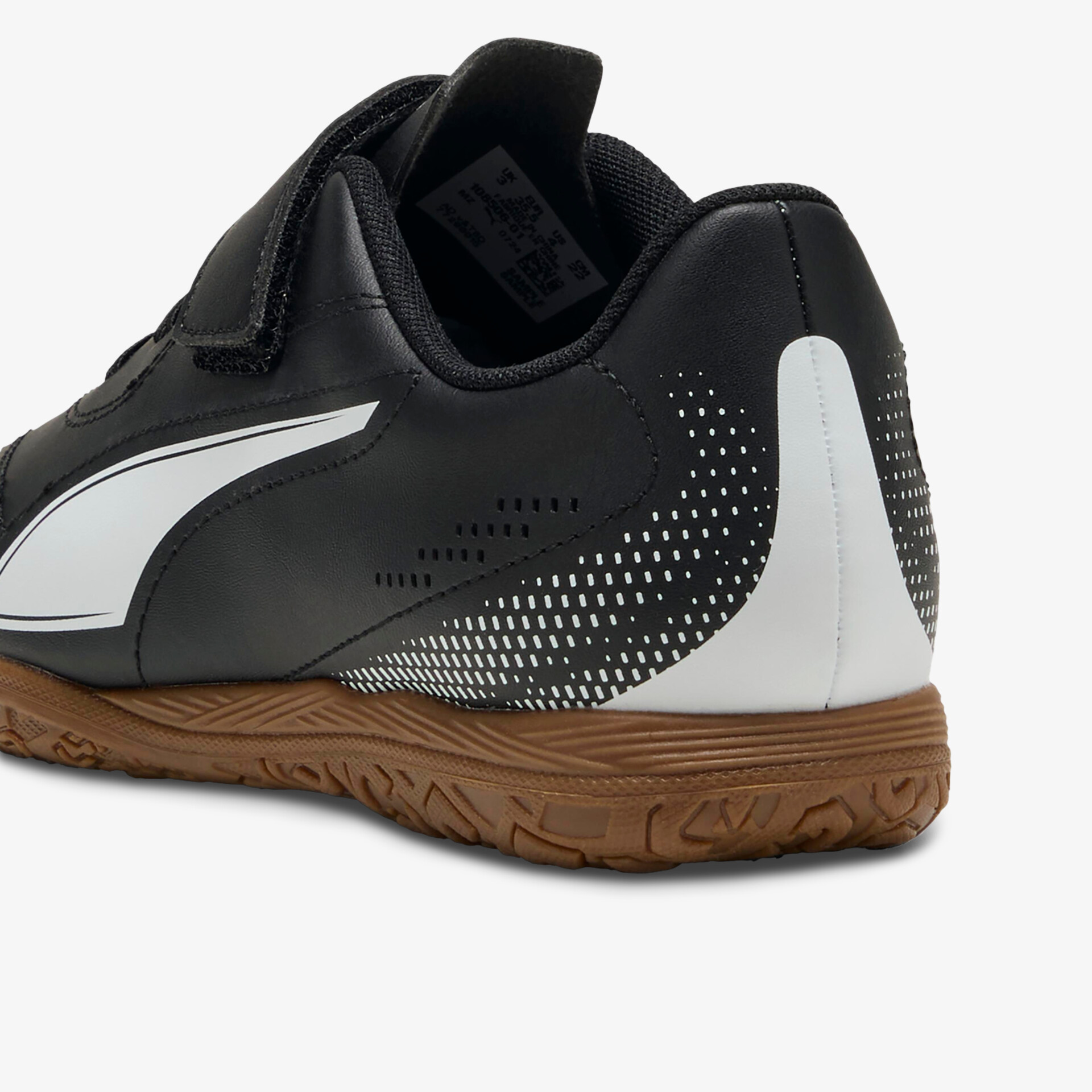 Rückansicht eines schwarzen Sportschuhs mit brauner Sohle und weißem Logo, zeigt Details der Fersenkonstruktion