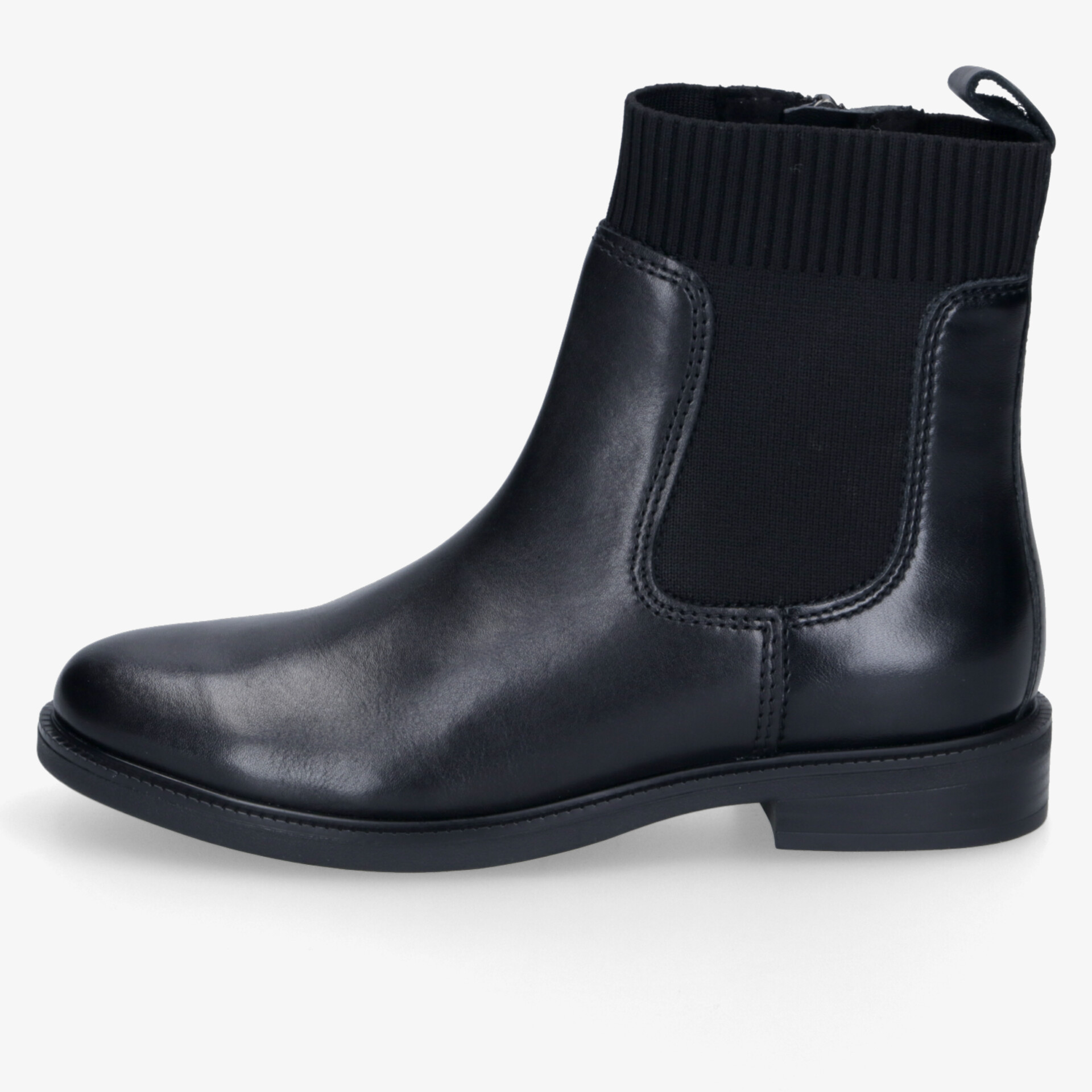 Eleganter schwarzer Chelsea Boot aus Leder mit elastischem Schaft, bequem und stilvoll, zeigt klare Seitenansicht.