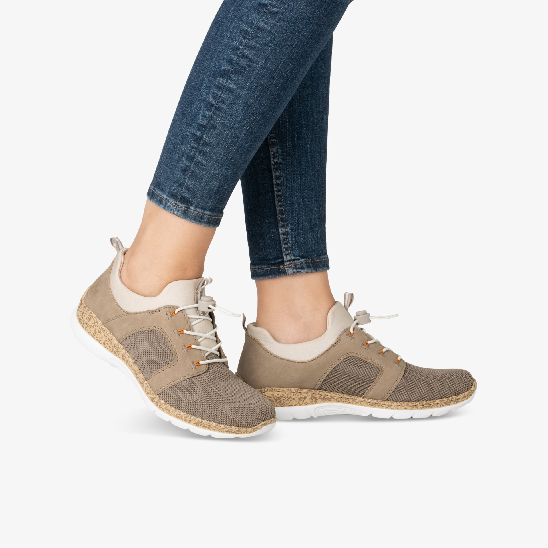 Leichte, atmungsaktive und bequeme Sneakers mit flexibler Dämpfung und modernem Design seitlich getragen