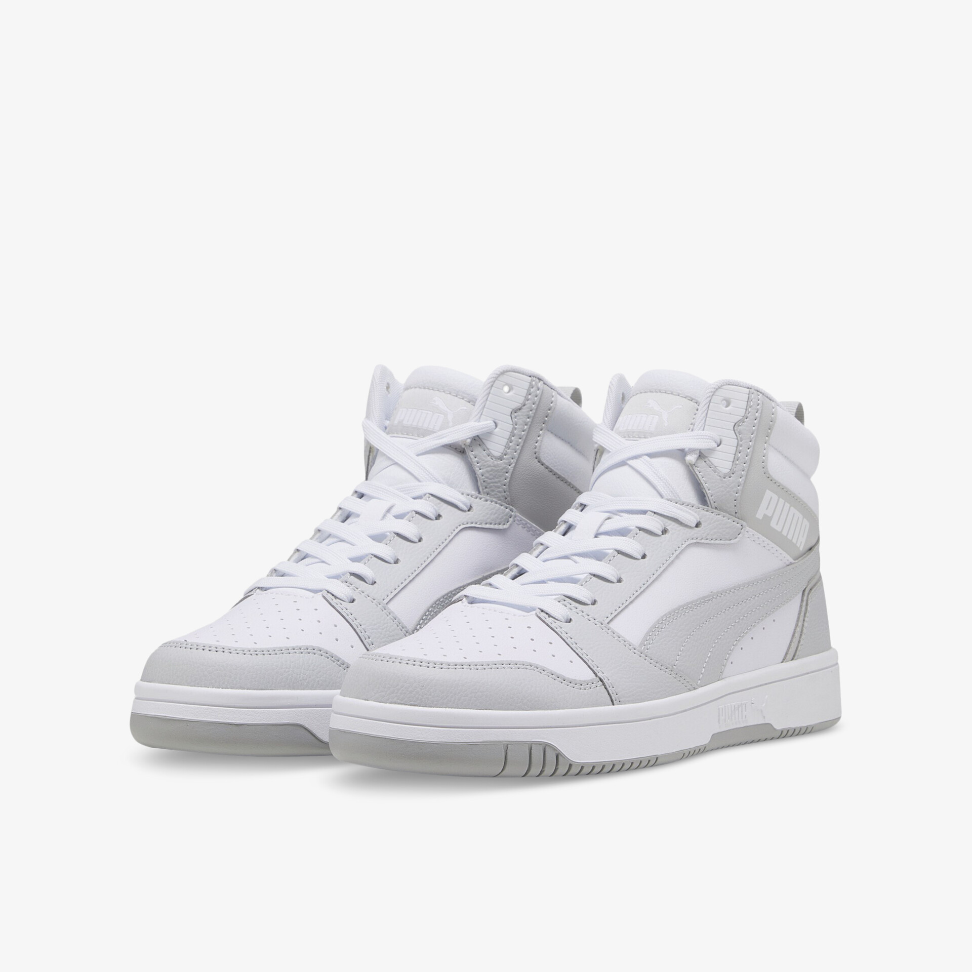 Weißes Paar knöchelhoher Sneaker mit sportlichem Design und robuster Sohle in 3/4 Ansicht