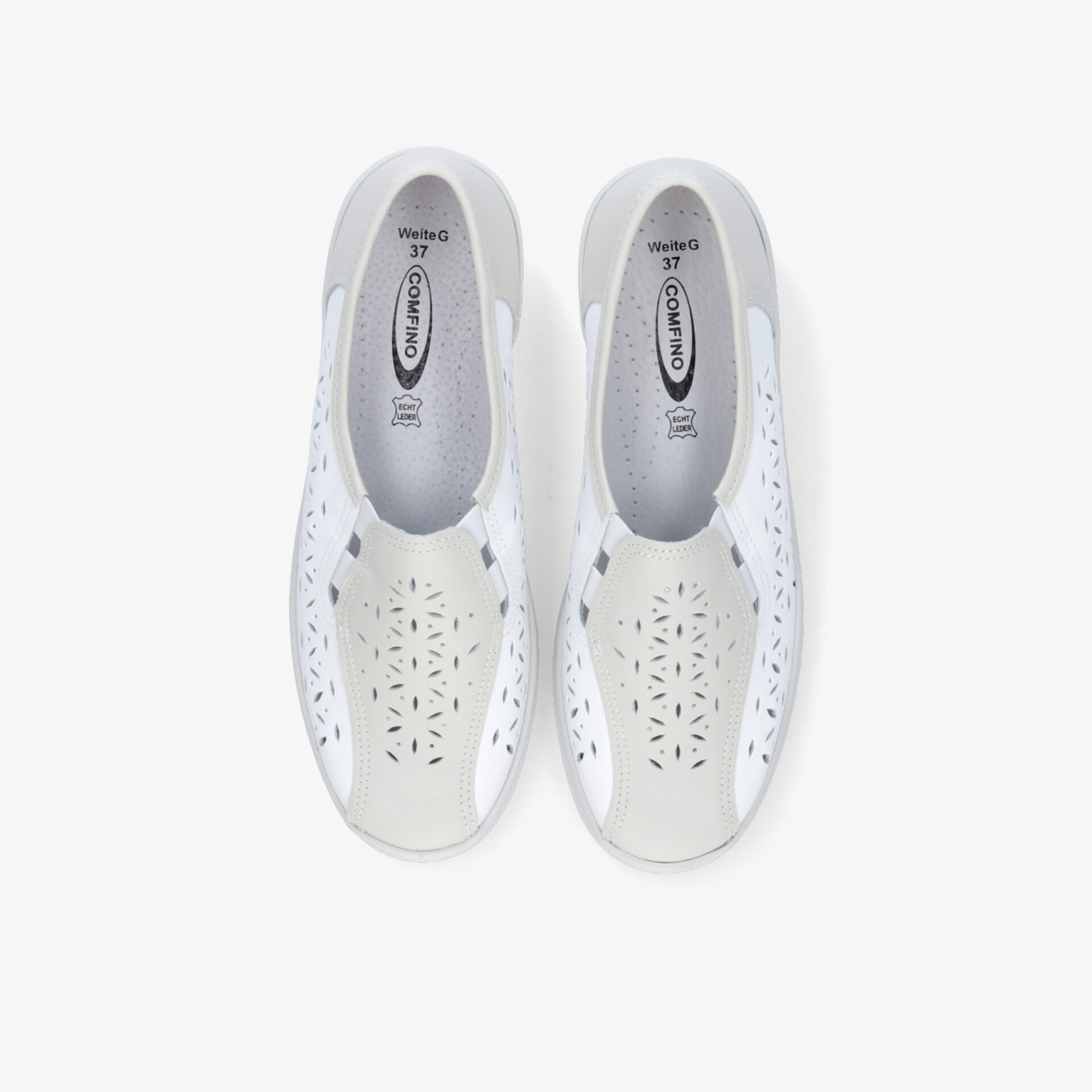 Weißer sportlicher Sneaker mit leichter, atmungsaktiver und perforierter Oberfläche in bequemer Draufsicht