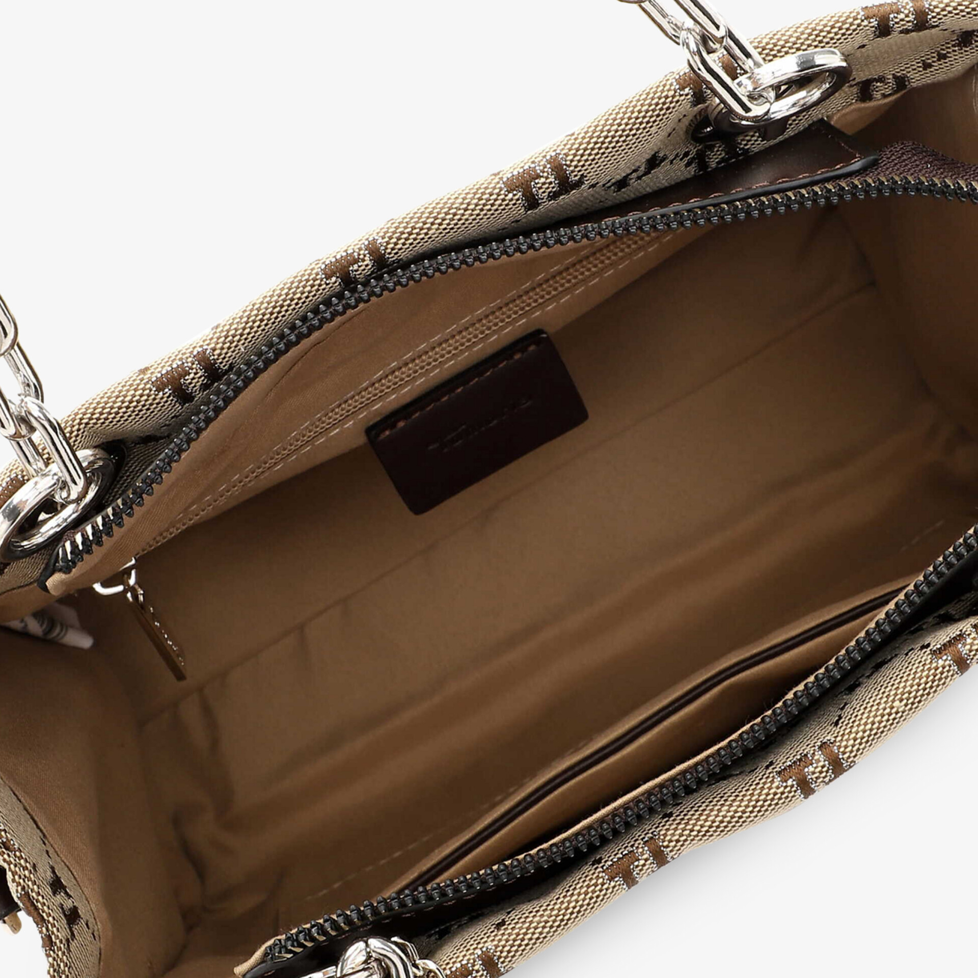 Detailaufnahme des geräumigen Innenraums einer Tasche mit Reißverschluss und hochwertiger Innenverarbeitung