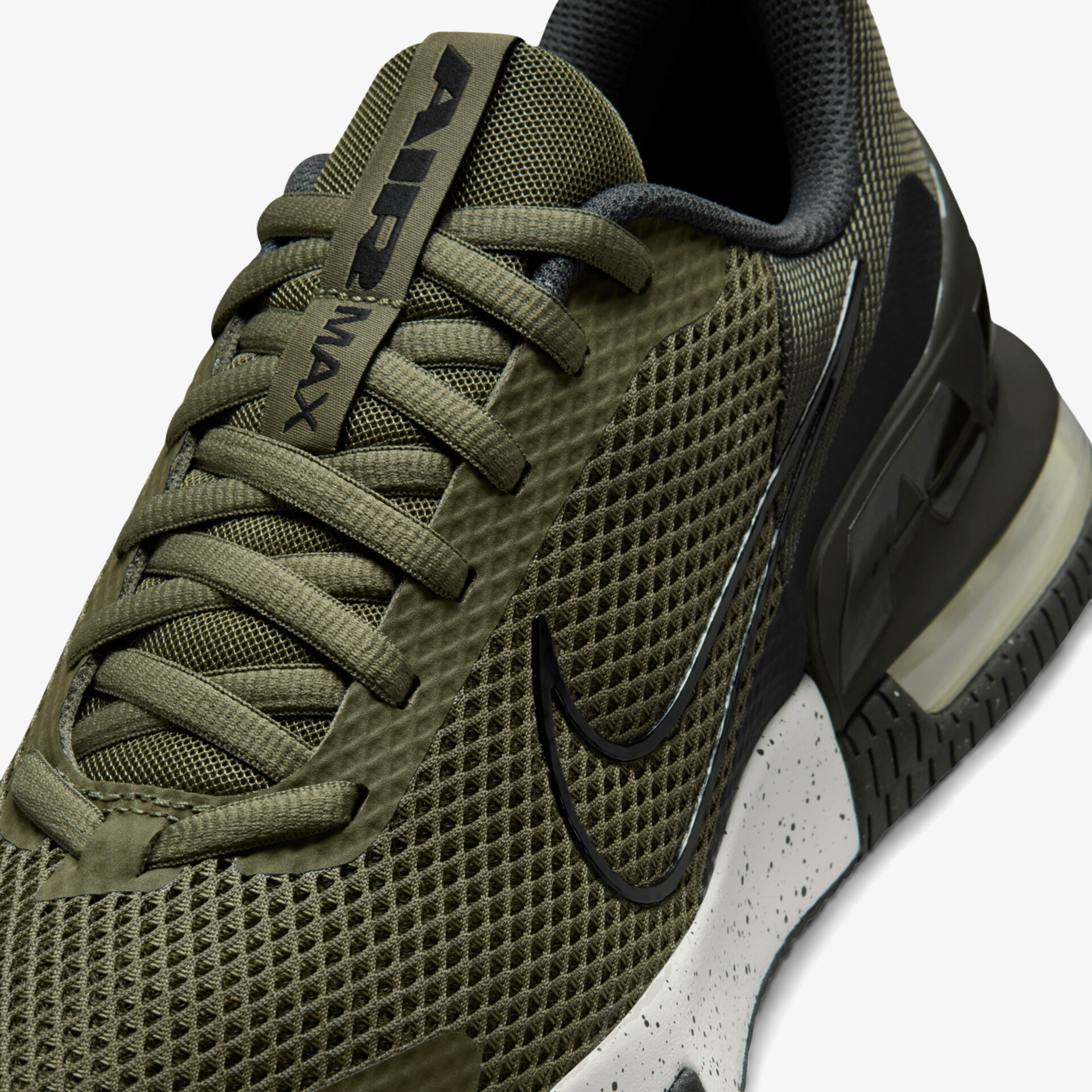 Olivfarbener Sneaker mit Mesh-Obermaterial und auffälligem Swoosh-Logo, ideal für sportliche Aktivitäten