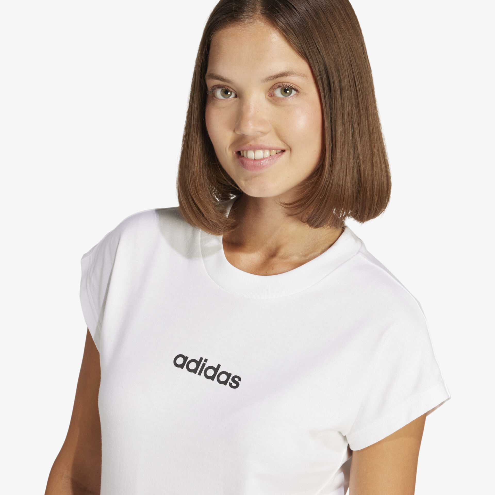 Weißes T-Shirt mit Adidas Logo in klarer Frontansicht, bequem und sportlich, kurzärmlig mit modernem Schnitt