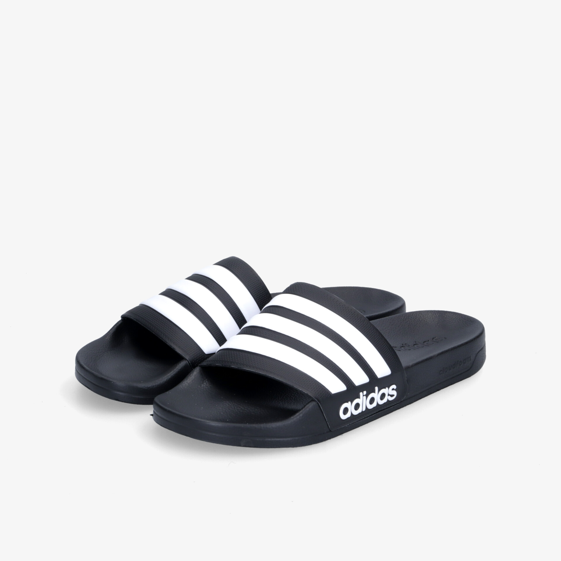 Schwarze Adidas Badelatschen mit drei weißen Streifen, sportliches Design, ideal für Freizeit und Komfort.