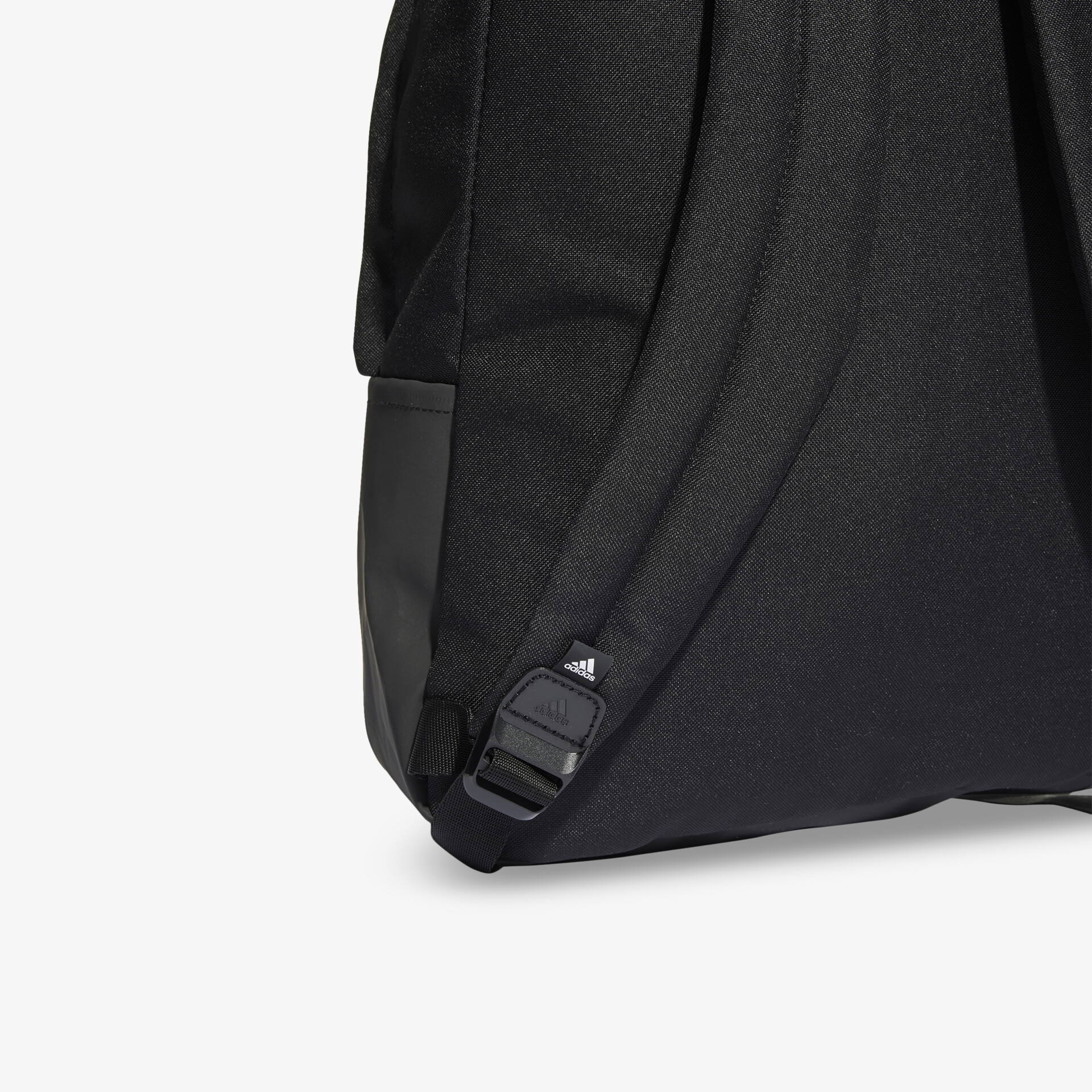 Detailaufnahme eines robusten Rucksack-Schulterriemens mit verstellbarer Schnalle und strapazierfähigem Material