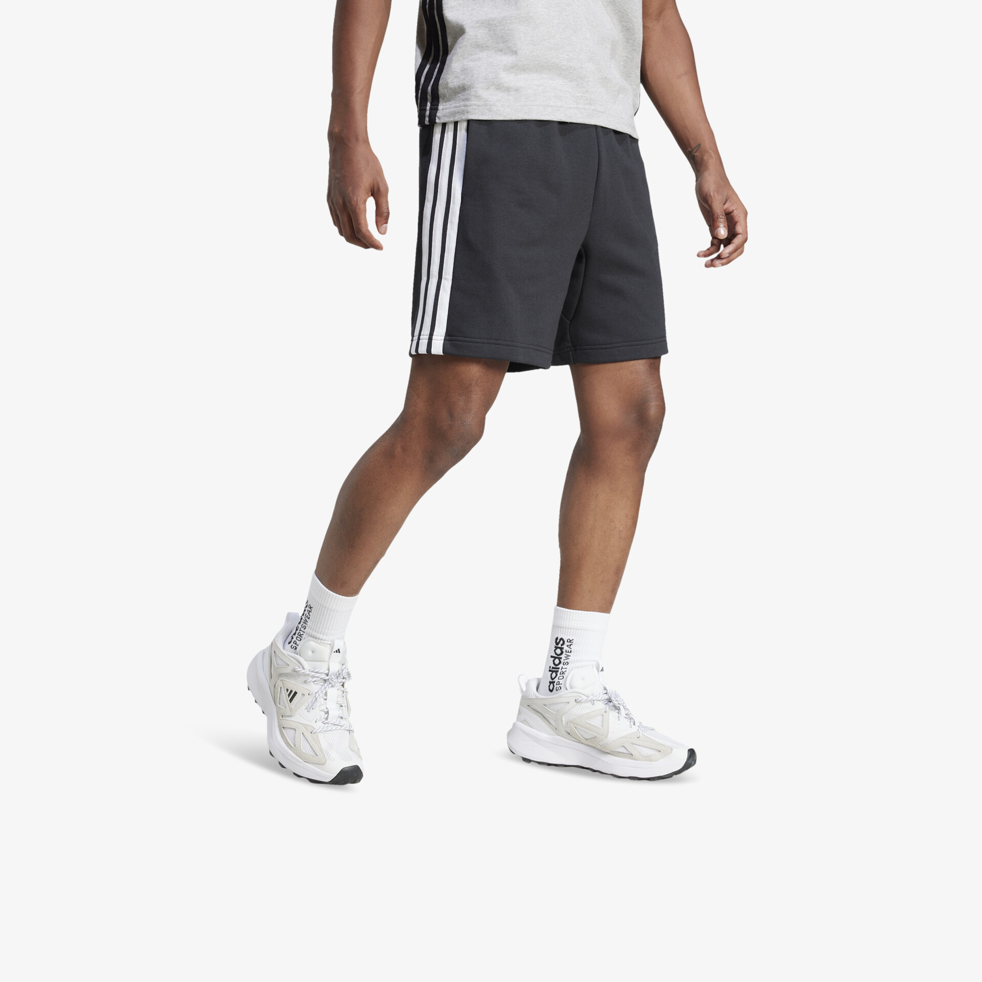 Leichter weißer Sportschuh mit atmungsaktivem Material und rutschfester Sohle, seitlich getragen für sportlichen Komfort