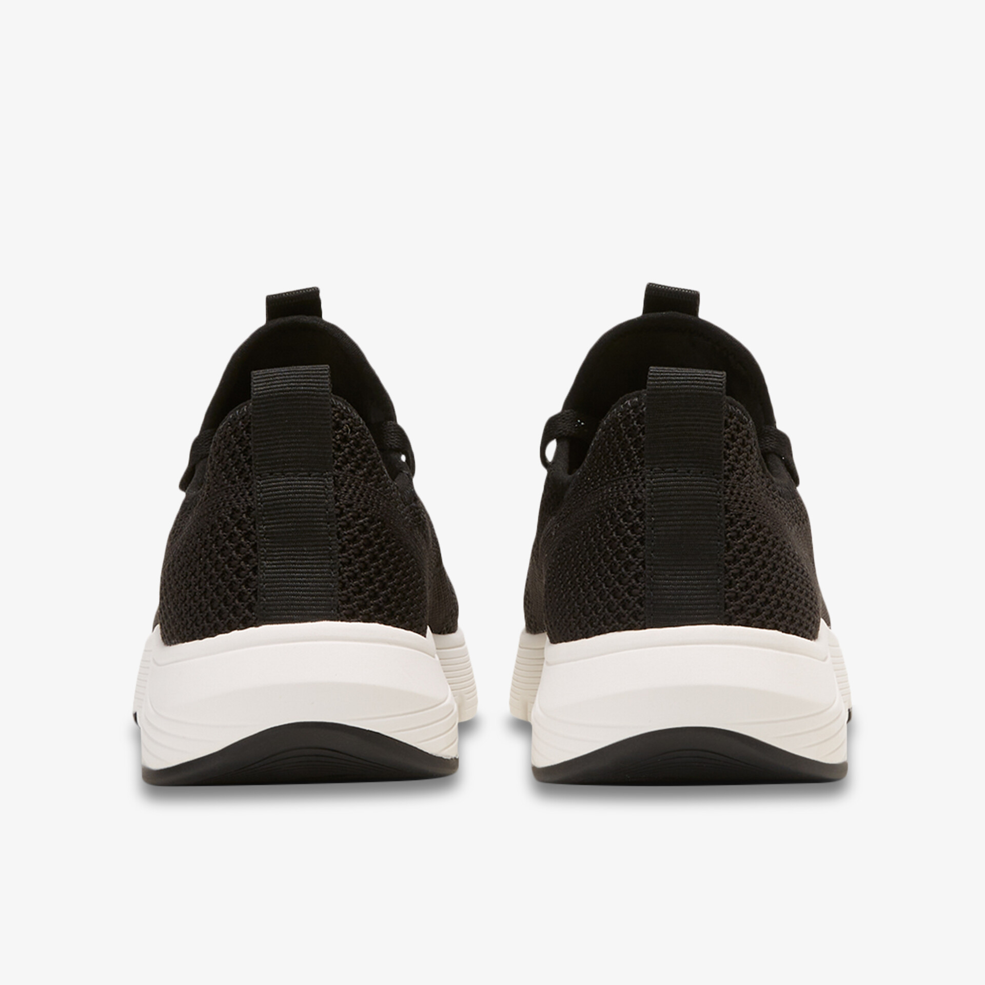 Rückansicht von schwarzen Sportschuhen mit weißer, rutschfester Sohle und bequemer Passform