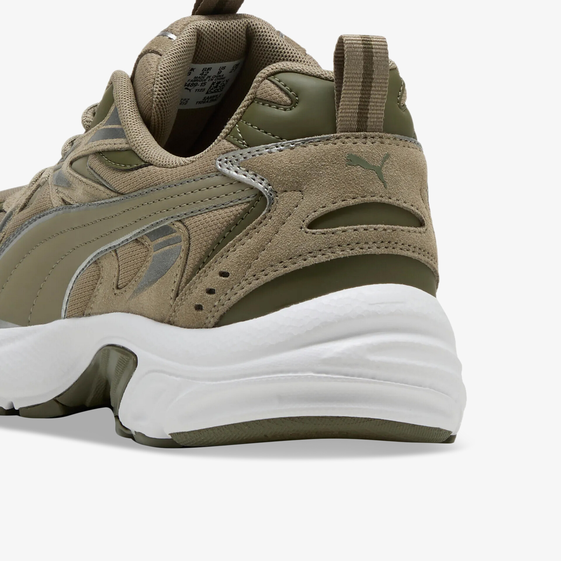 Detailansicht eines olivgrün beigen Sneakers mit gepolsterter Ferse und robuster Sohle