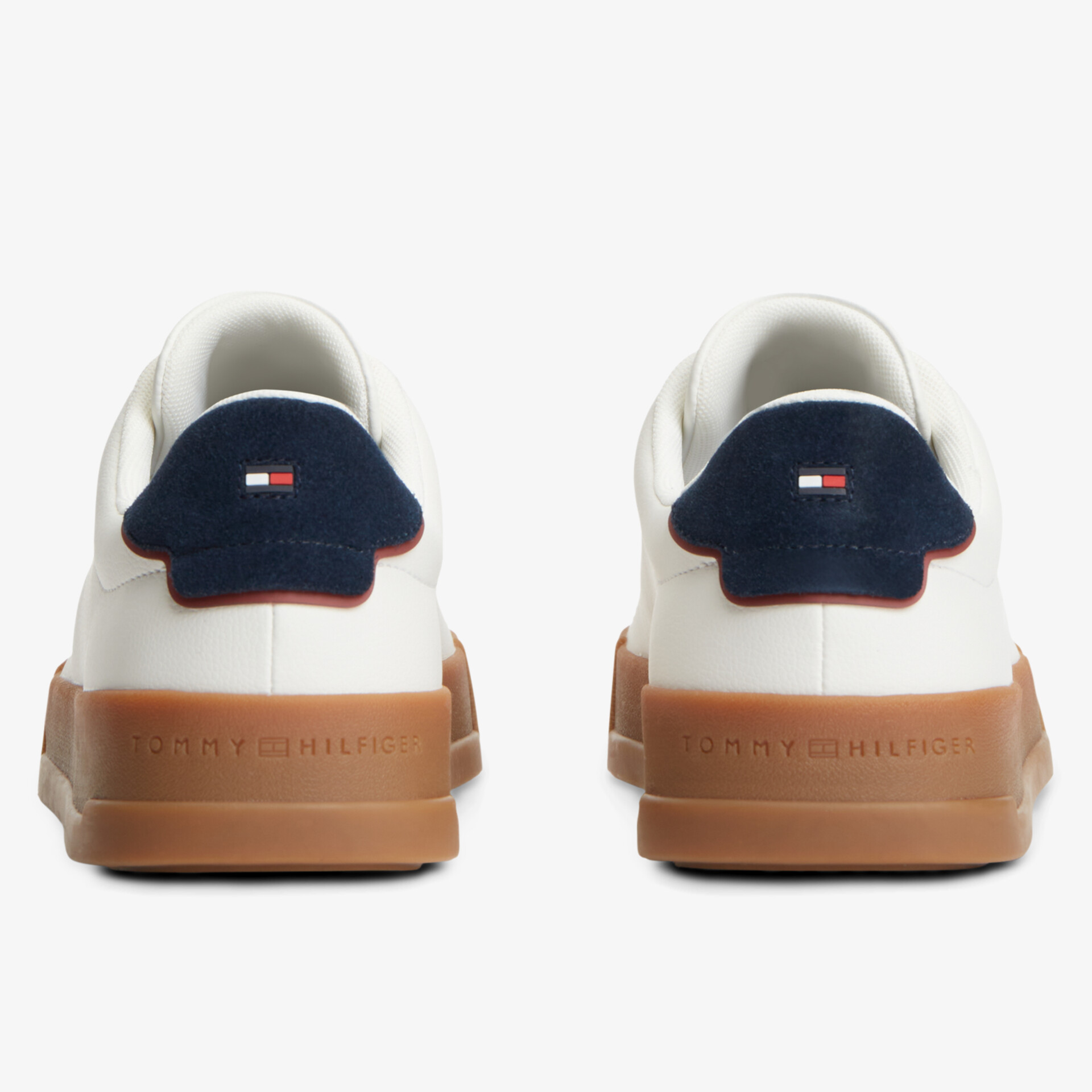 Rückansicht weiße Sneaker mit brauner Sohle und kontrastierendem dunkelblauem Fersenbereich