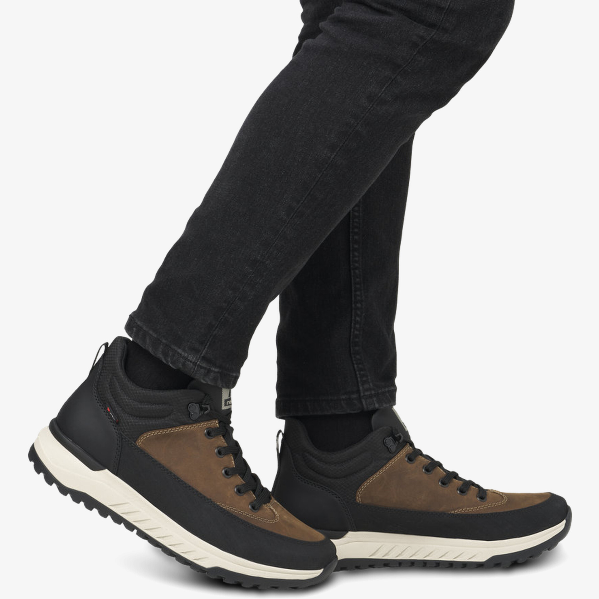 Moderner Freizeitschuh mit robuster Profilsohle und schnürbarem Obermaterial in braun und schwarz