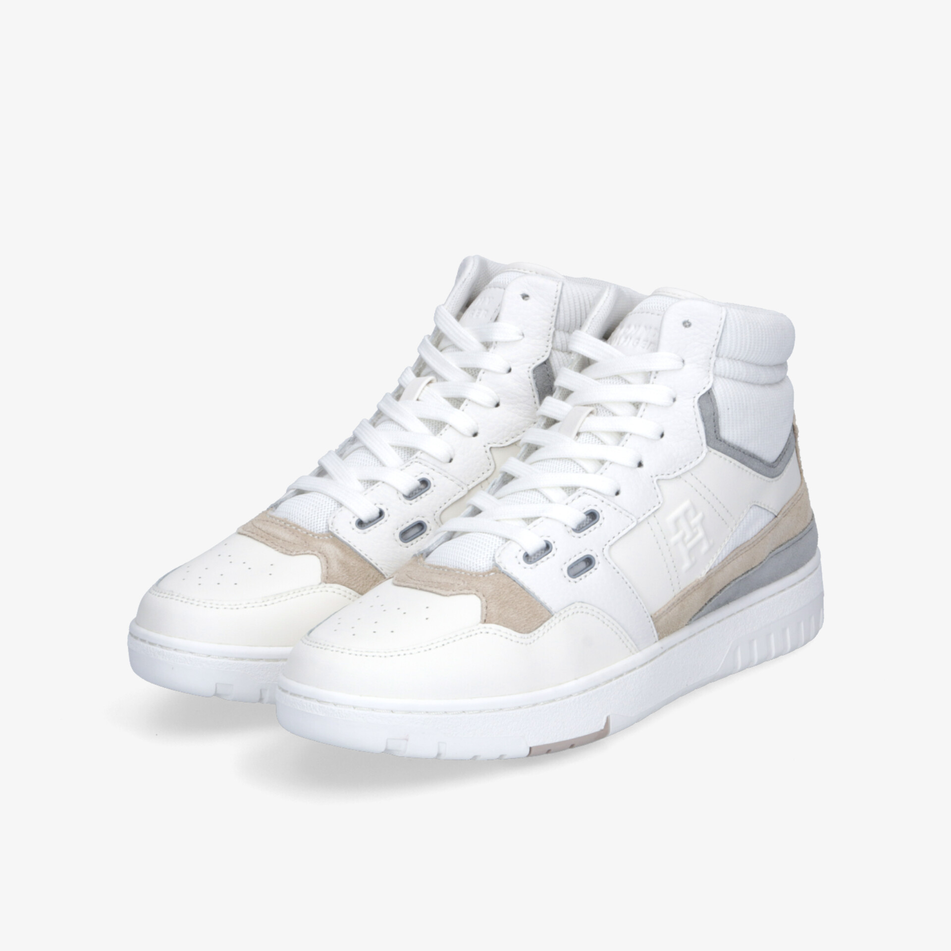 Weiße Sneaker mit grauen Akzenten, hoher Schaft und rutschfester Sohle für optimalen Halt und Komfort