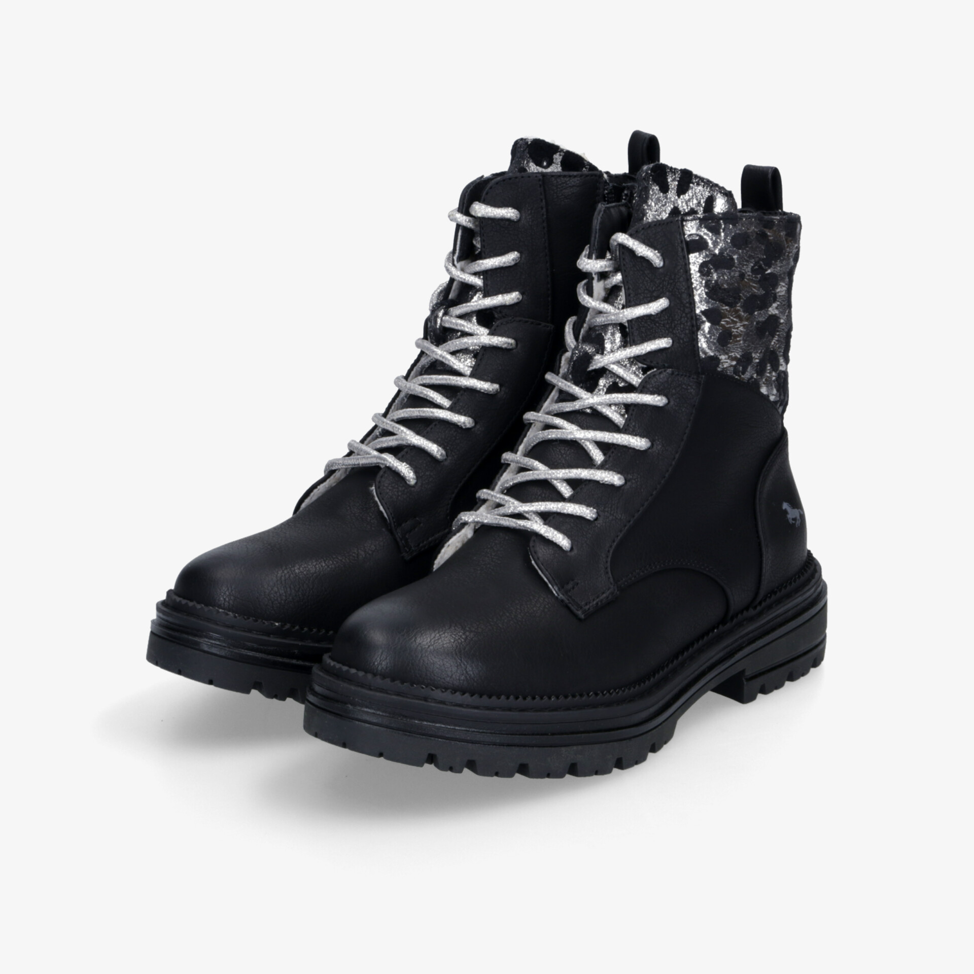 Robuste schwarze Schnürboots mit profilierter Sohle und gepolstertem Schuhkragen für sicheren Halt