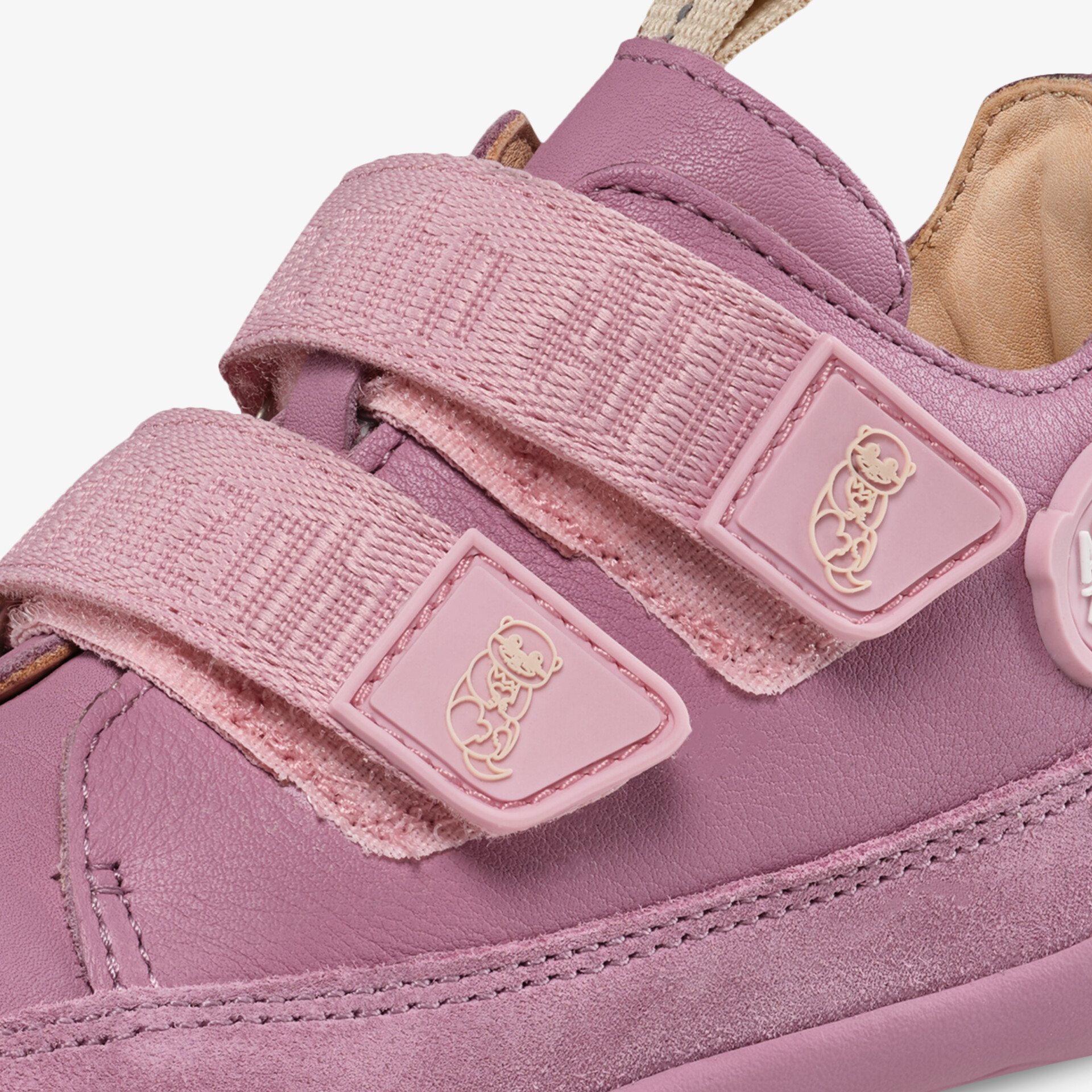 Detailaufnahme eines rosa Sneakers mit zwei praktischen Klettverschlüssen und hochwertiger Verarbeitung