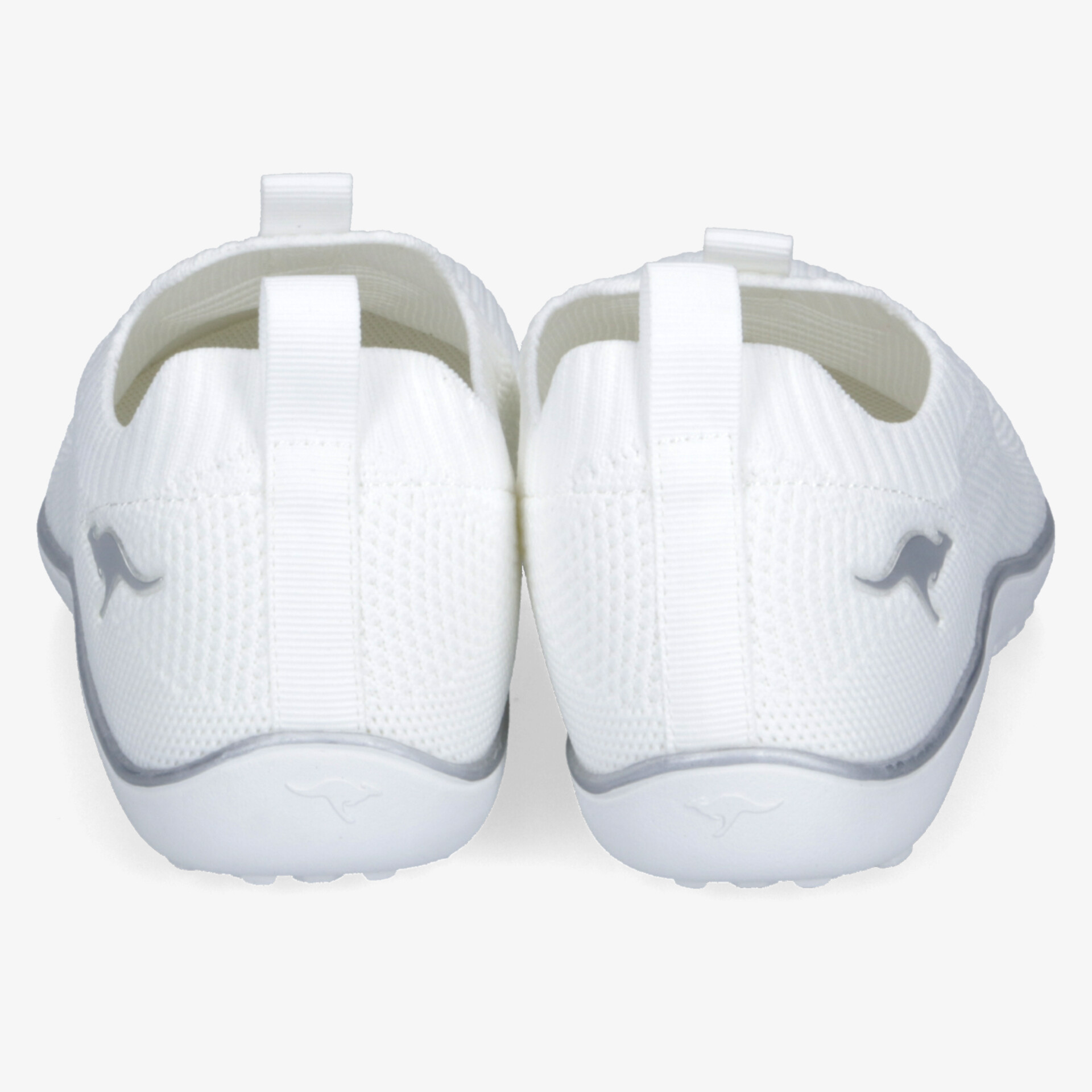 Weiße Sportschuhe in Rückansicht mit komfortablem Sitz und rutschfester, strapazierfähiger Sohle