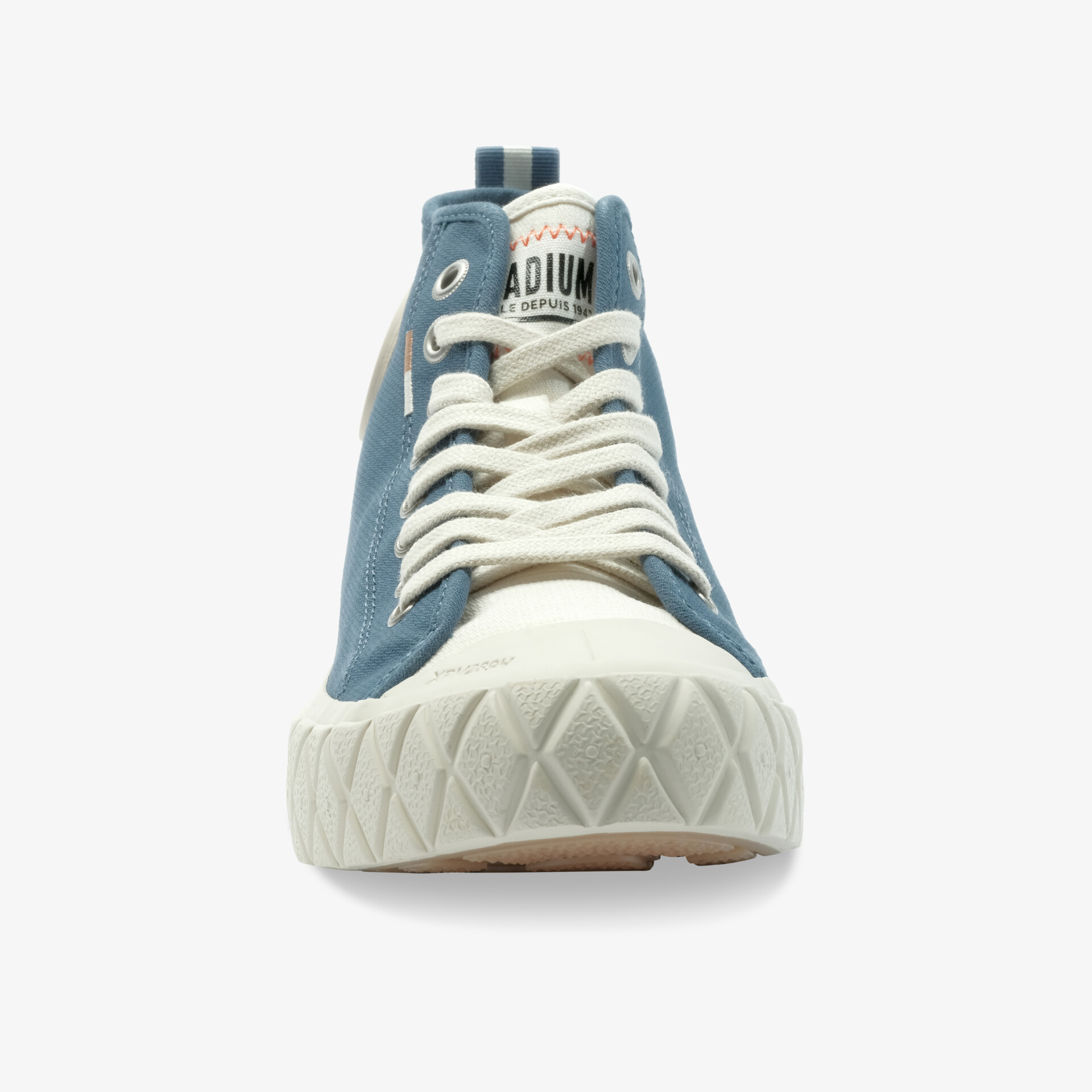 Blauer Sneaker mit weißer Gummisohle und Schnürung, robuste und bequeme Frontansicht