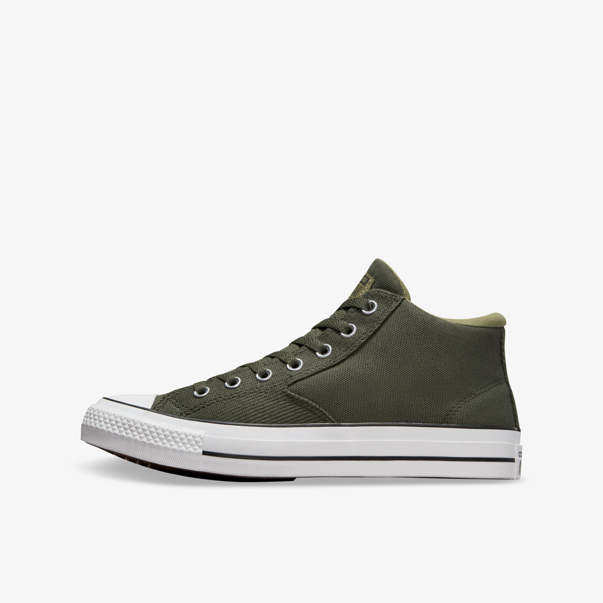Moderner hoher Sneaker in grünem Canvas mit weißer Gummisohle und klassischer Schnürung seitlich dargestellt