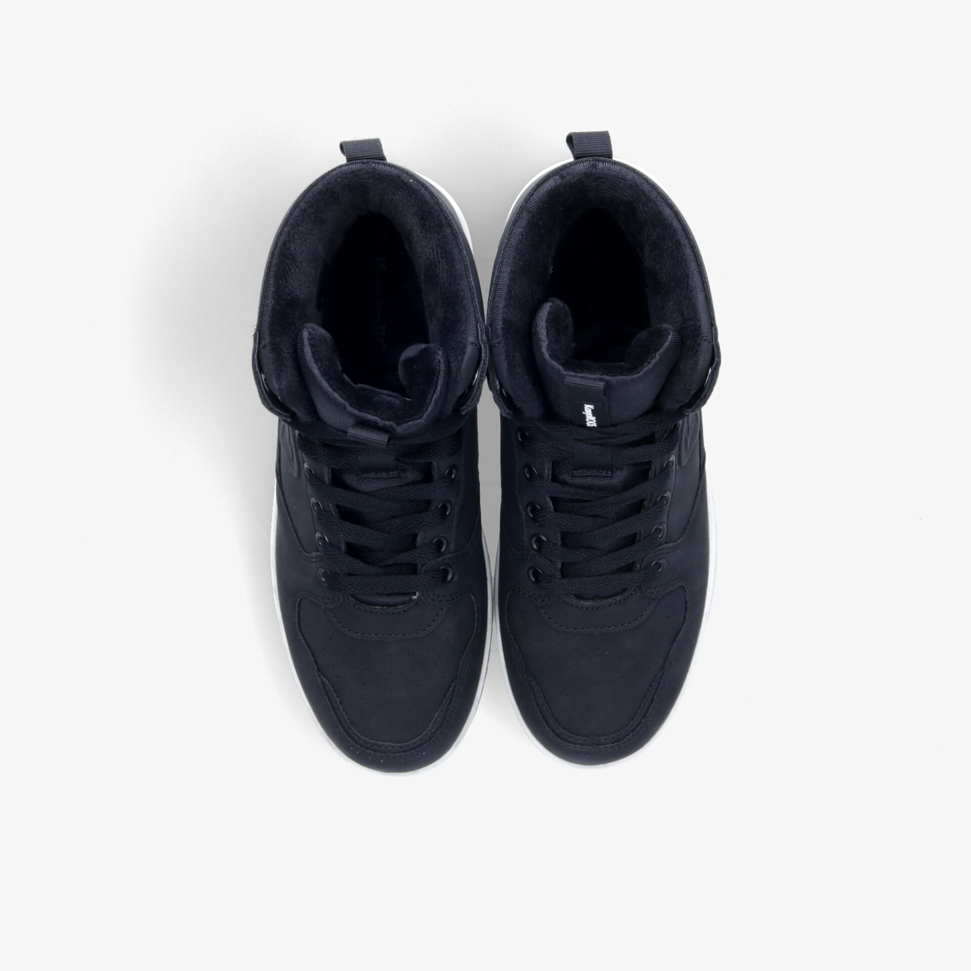 Schwarzes Sneaker Paar in Draufsicht mit stabiler Schnürung und modernem, sportlichem Design