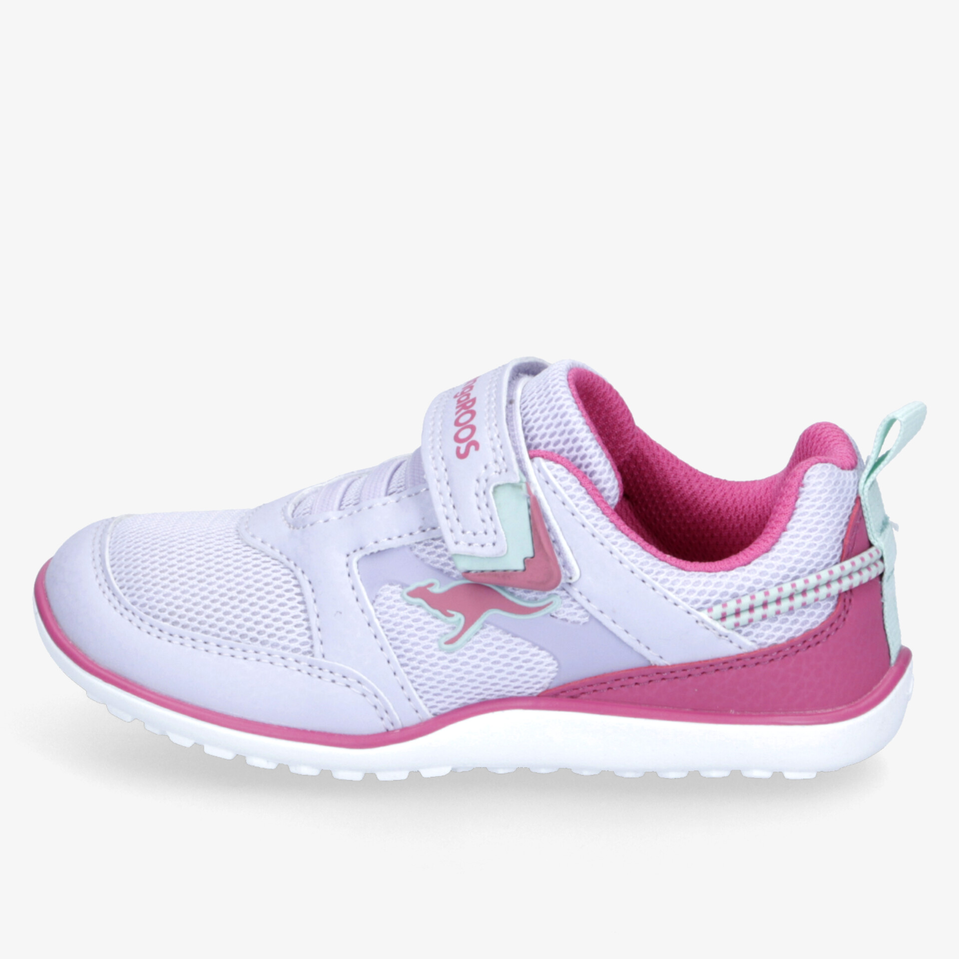 Seitliche Ansicht eines hellen, sportlichen Sneakers mit Klettverschluss und rutschfester Laufsohle