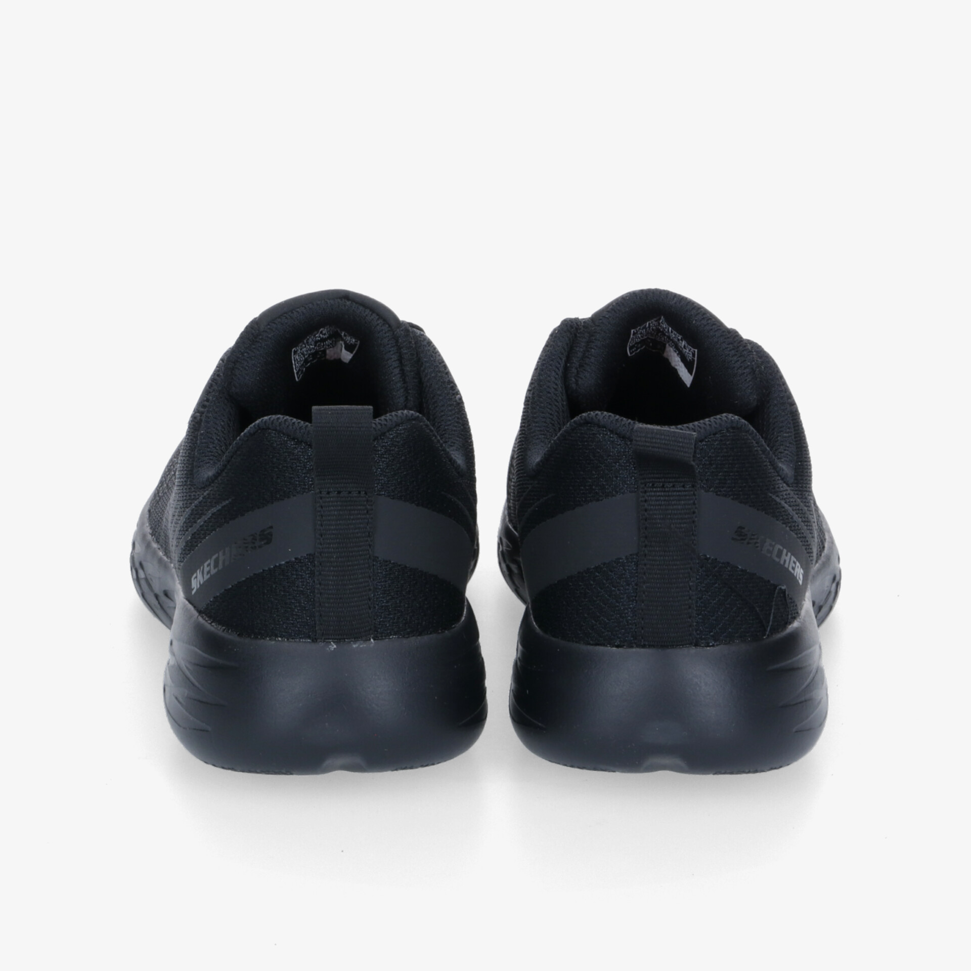 Bequeme schwarze Sneaker mit modernem Design und sportlichem Look von hinten betrachtet für urbanes Styling