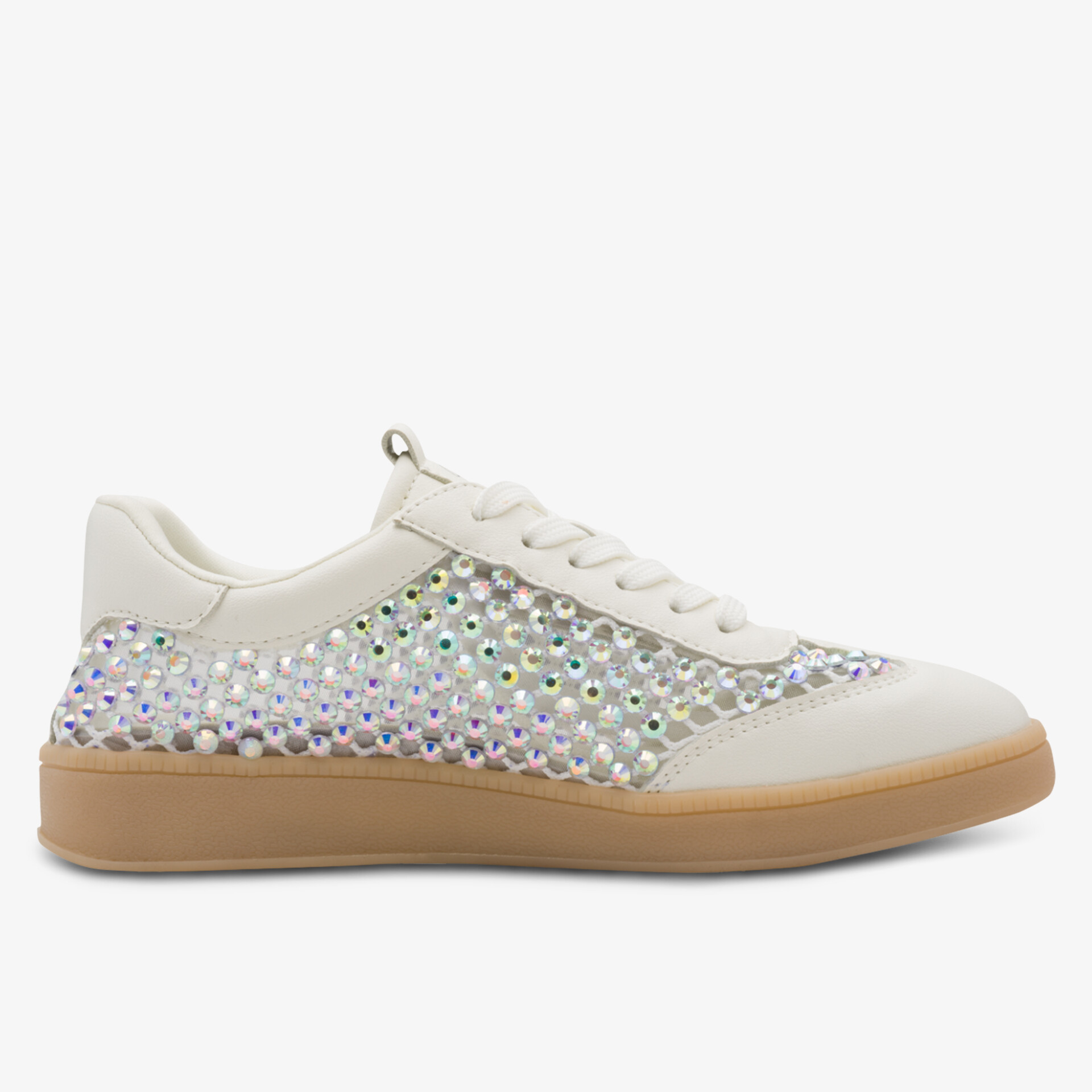 Seitliche Ansicht eines weißen Sneakers mit glänzender Oberflächenstruktur und brauner Sohle