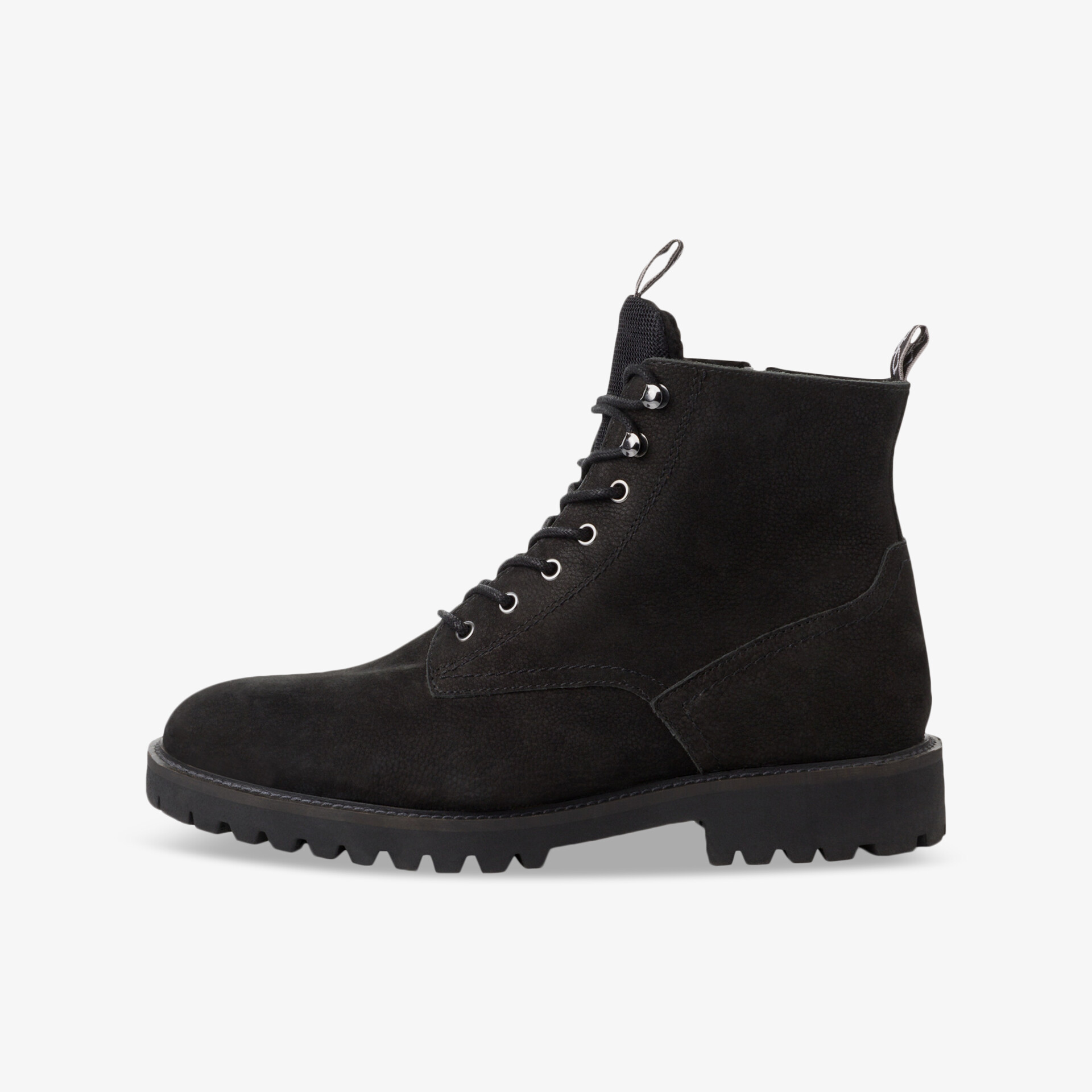 Schwarzer robuster Wildleder-Stiefel mit stabiler Sohle und eleganter Schnürung in seitlicher Ansicht