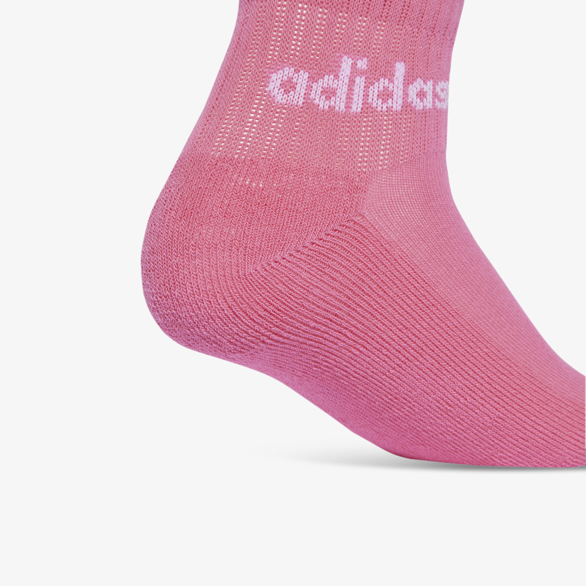 Detailaufnahme eines pinkfarbenen elastischen adidas Socken-Abschnitts mit weichem Material und Markenlogo