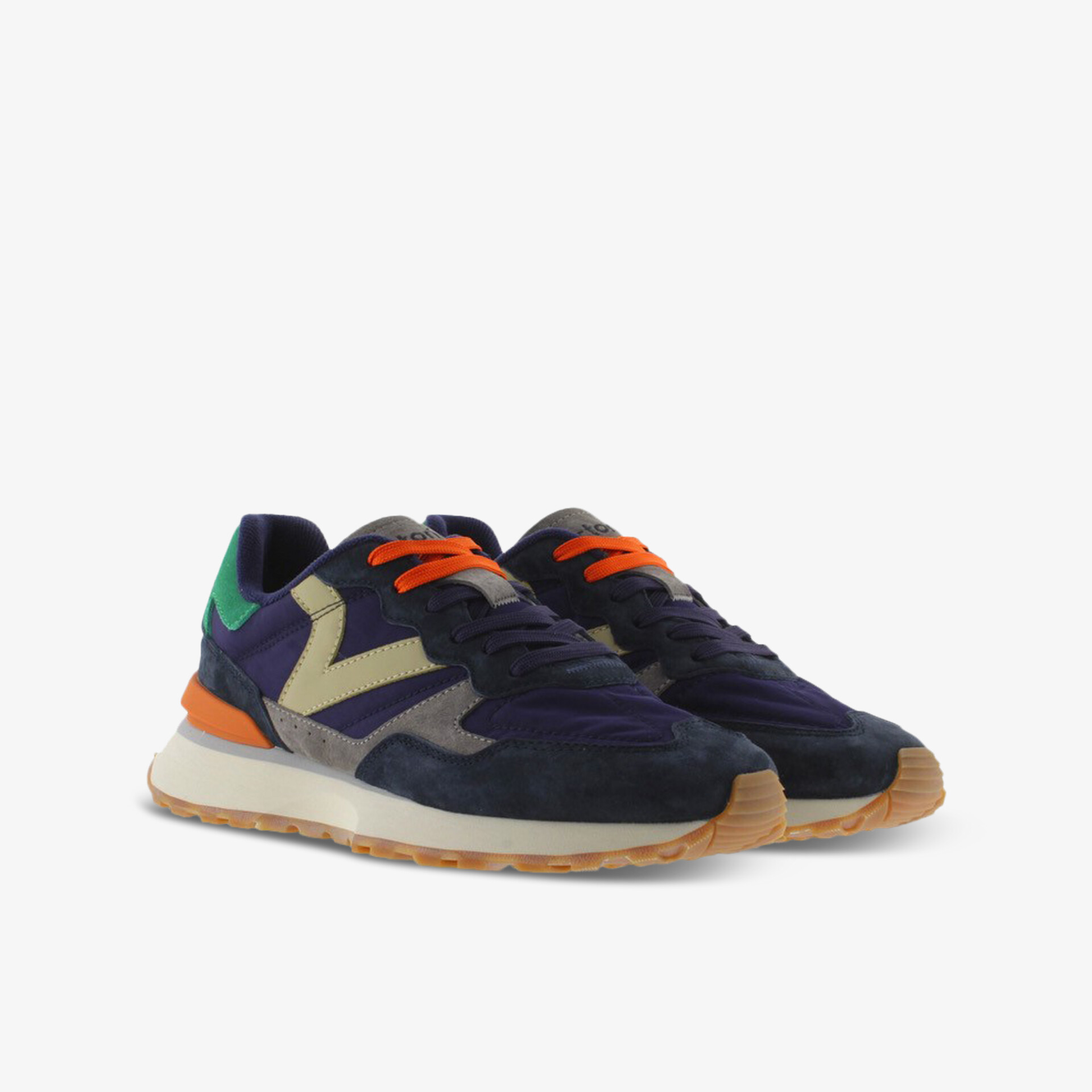 Sportliche Sneaker in Blau mit orangefarbenen Akzenten, gepolsterter Schaft und robuster Sohlenkonstruktion