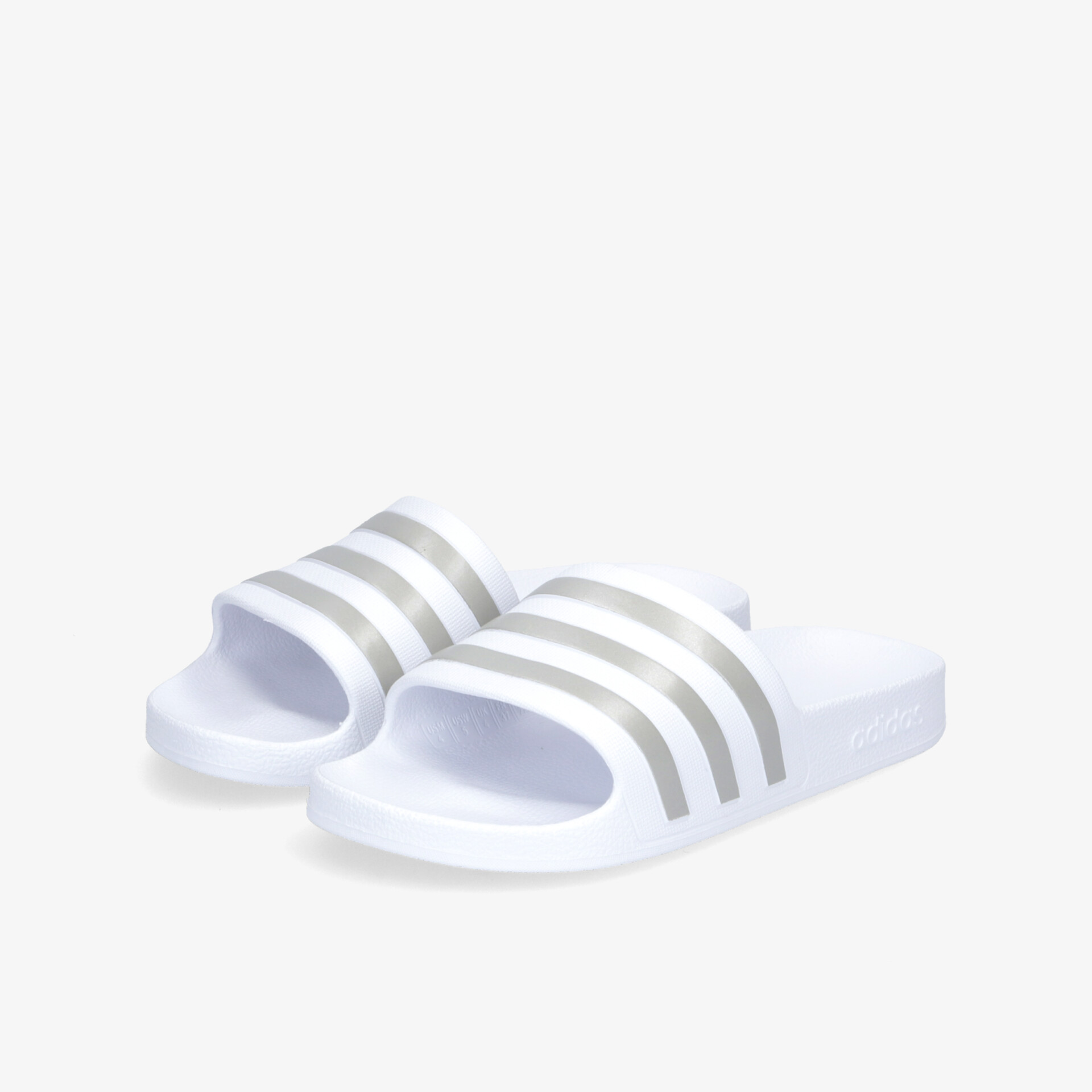 Weiße Pantoletten mit stilvollen Streifen, ideal für den Sommer und Komfort