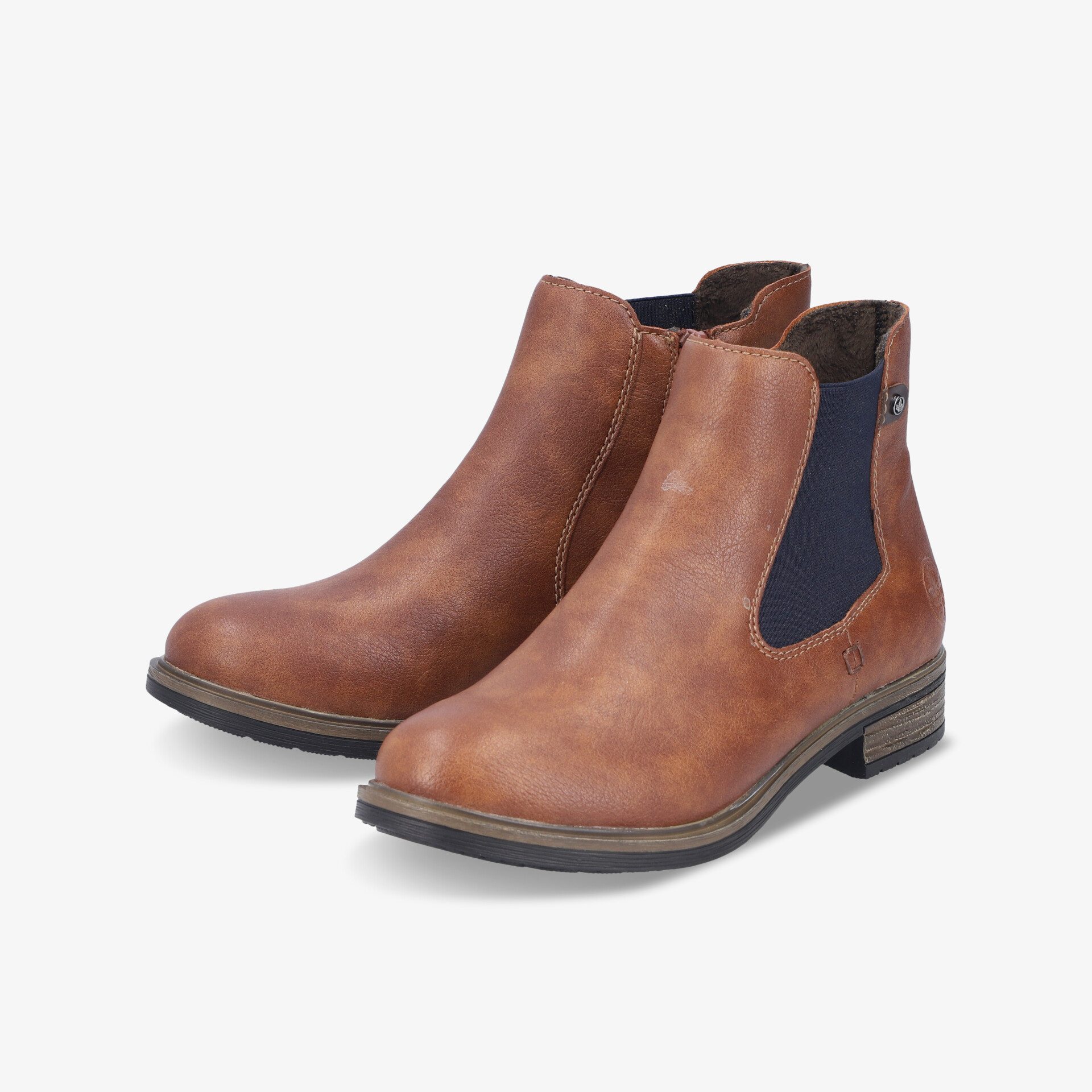 Braune Chelsea Boots im Paar schräg vorne, robustes Material und elastische Einsätze für hohen Tragekomfort und modischen Look