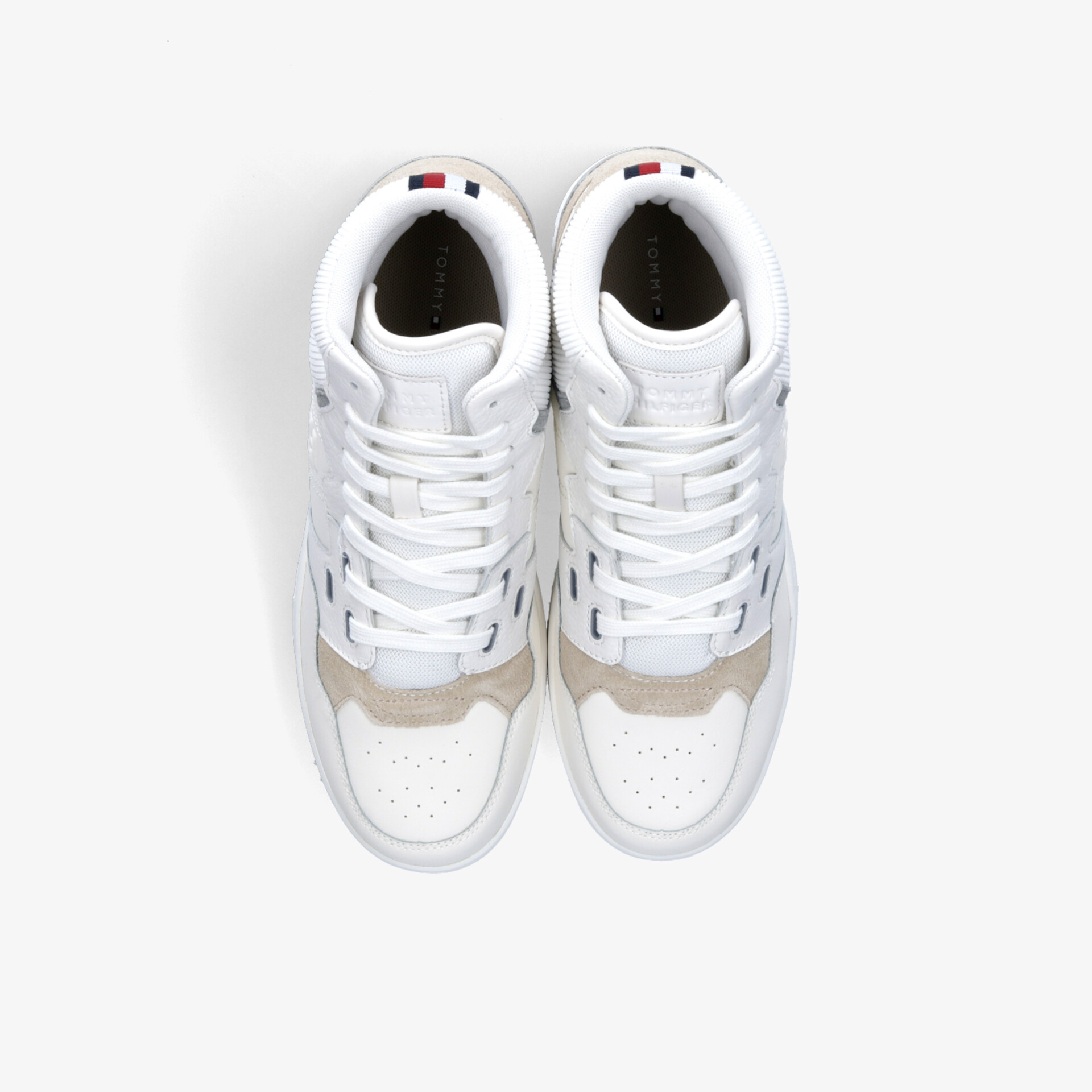 Weiße Sneakers mit gepolsterter Innensohle, atmungsaktiv und sportlich, ideal für Komfort und Alltag