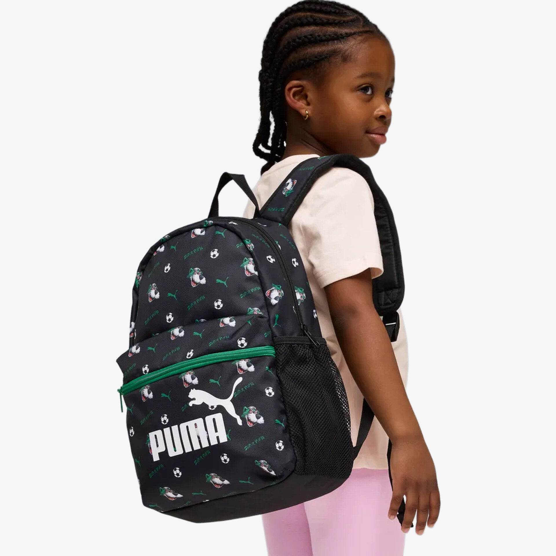 Kind trägt bunten Puma Rucksack mit verstellbaren Trägern, komfortabel und praktisch für den Alltag