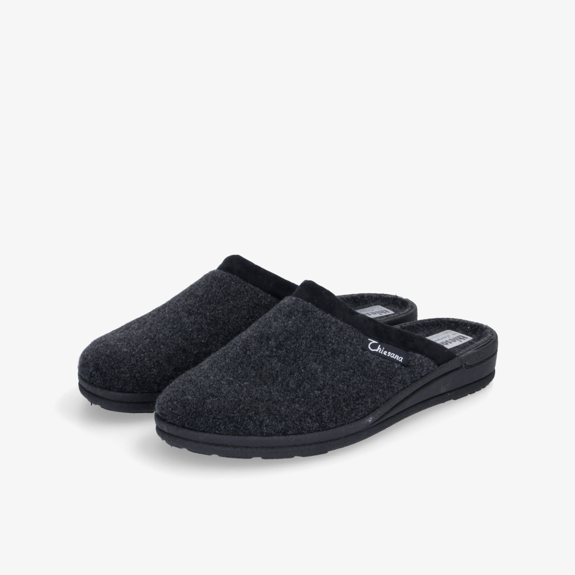 Bequeme schwarze Hausschuhe mit weicher Sohle und komfortabler Passform. Perfekt für gemütliche Stunden zu Hause.