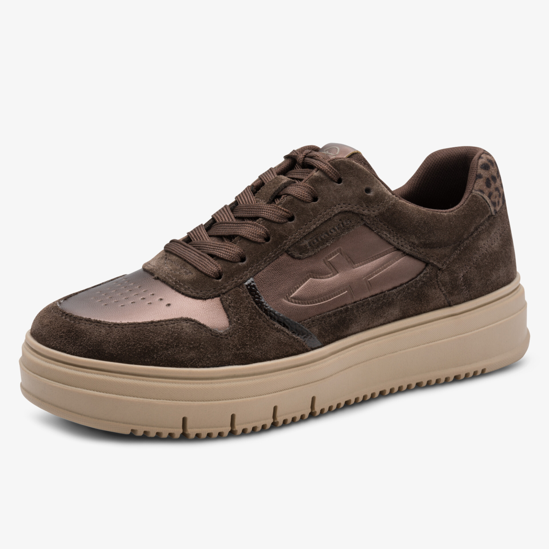 Moderner brauner Sneaker aus Wildleder mit dicker profilierter Sohle und robuster Schnürung für optimalen Komfort