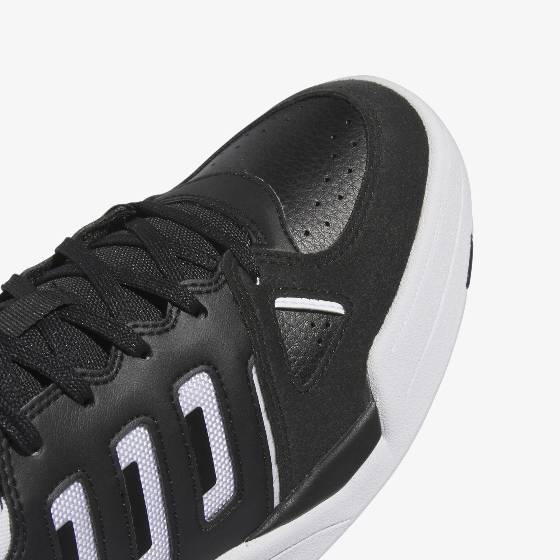 Schwarz-weißer Sport- und Freizeitschuh mit robustem Material und atmungsaktiver Oberfläche im Detail