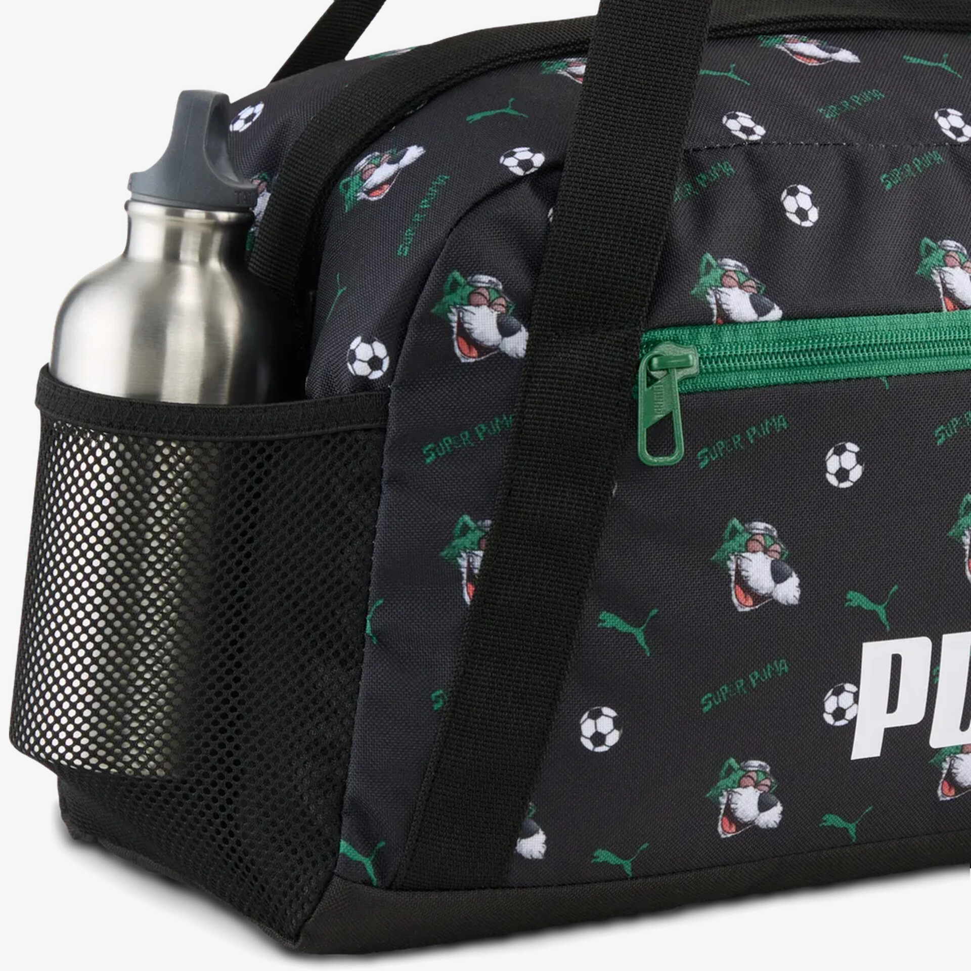 Detailaufnahme seitliches Flaschenfach und Reißverschlussfach des schwarzen PUMA Rucksacks mit Logo