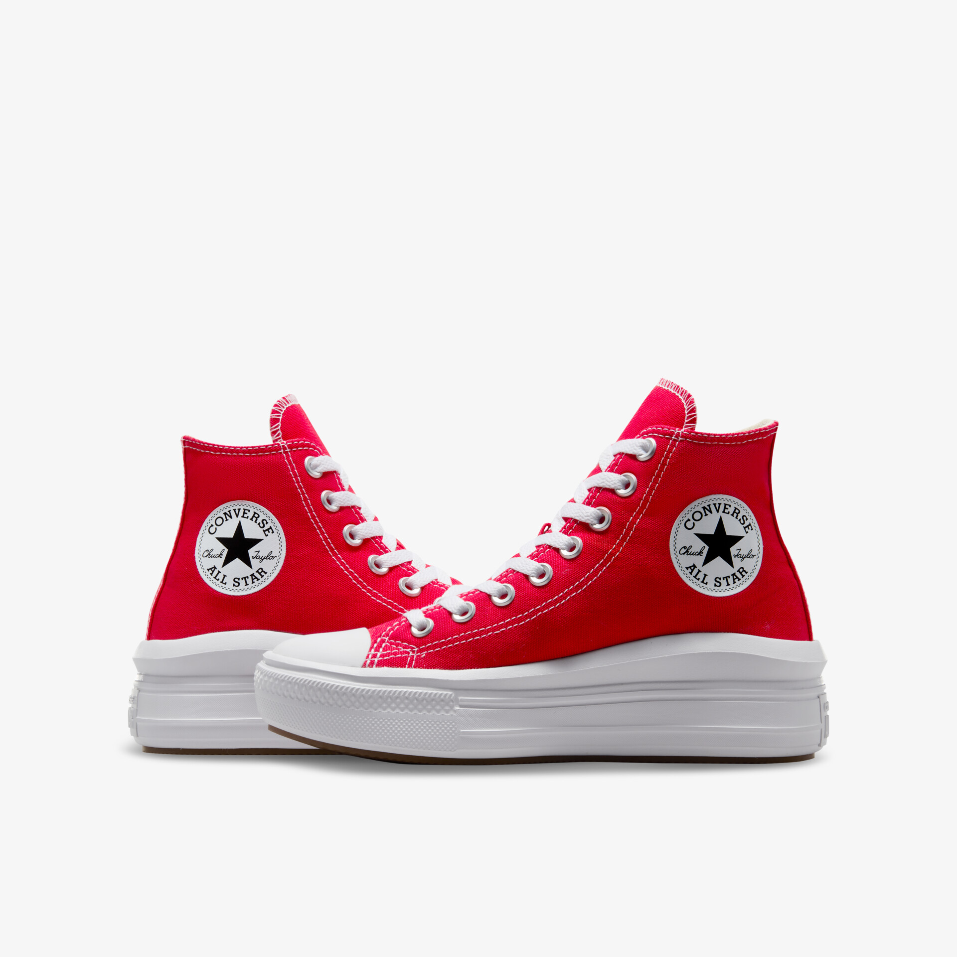 Rotes Paar High-Top Sneaker mit weißen dicken Sohlen und klassischen Schnürsenkeln im sportlichen Stil