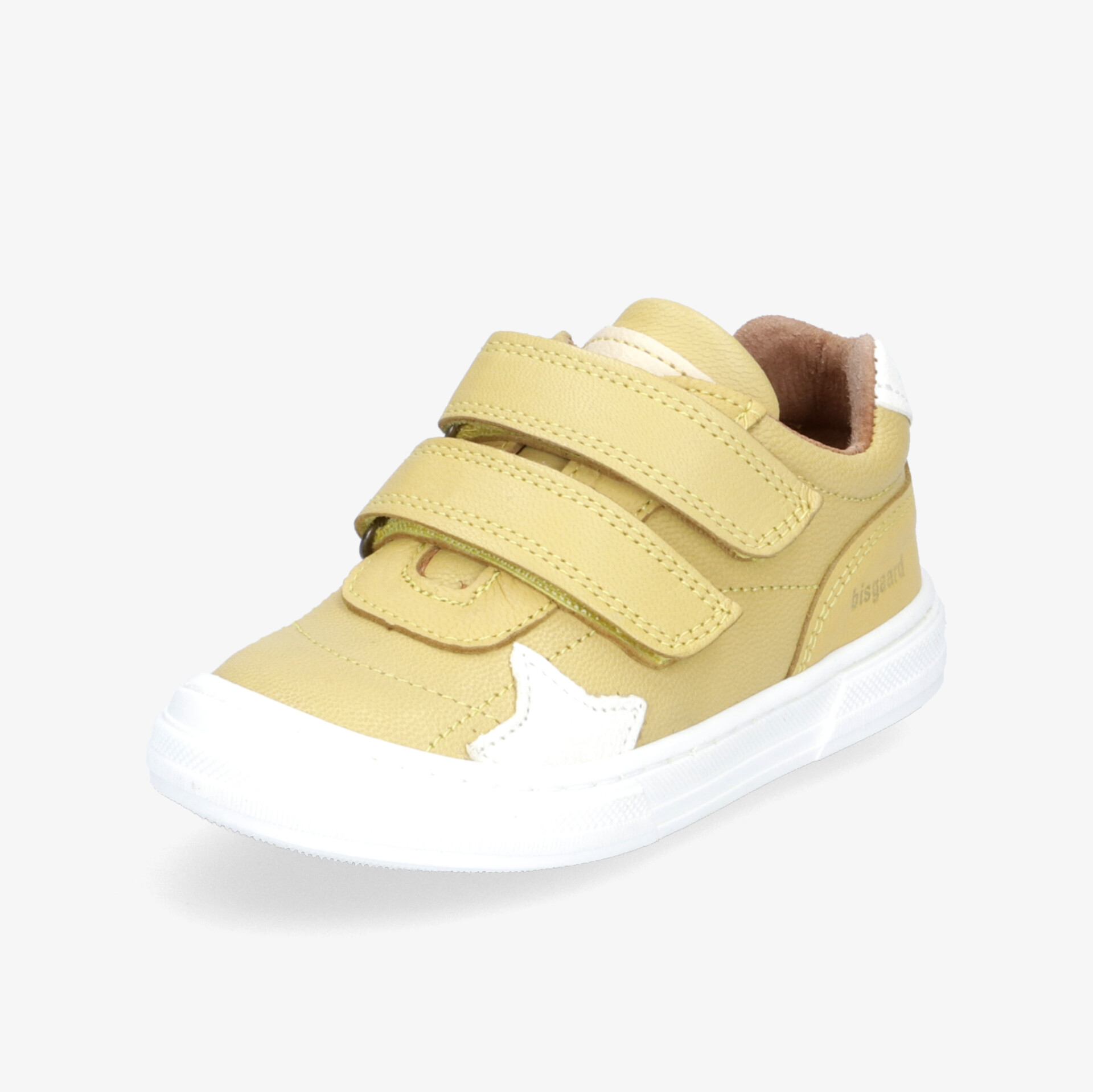 Beiger Sneaker mit Klettverschluss für einfachen Einstieg und rutschfeste Sohle für sicheres Auftreten.