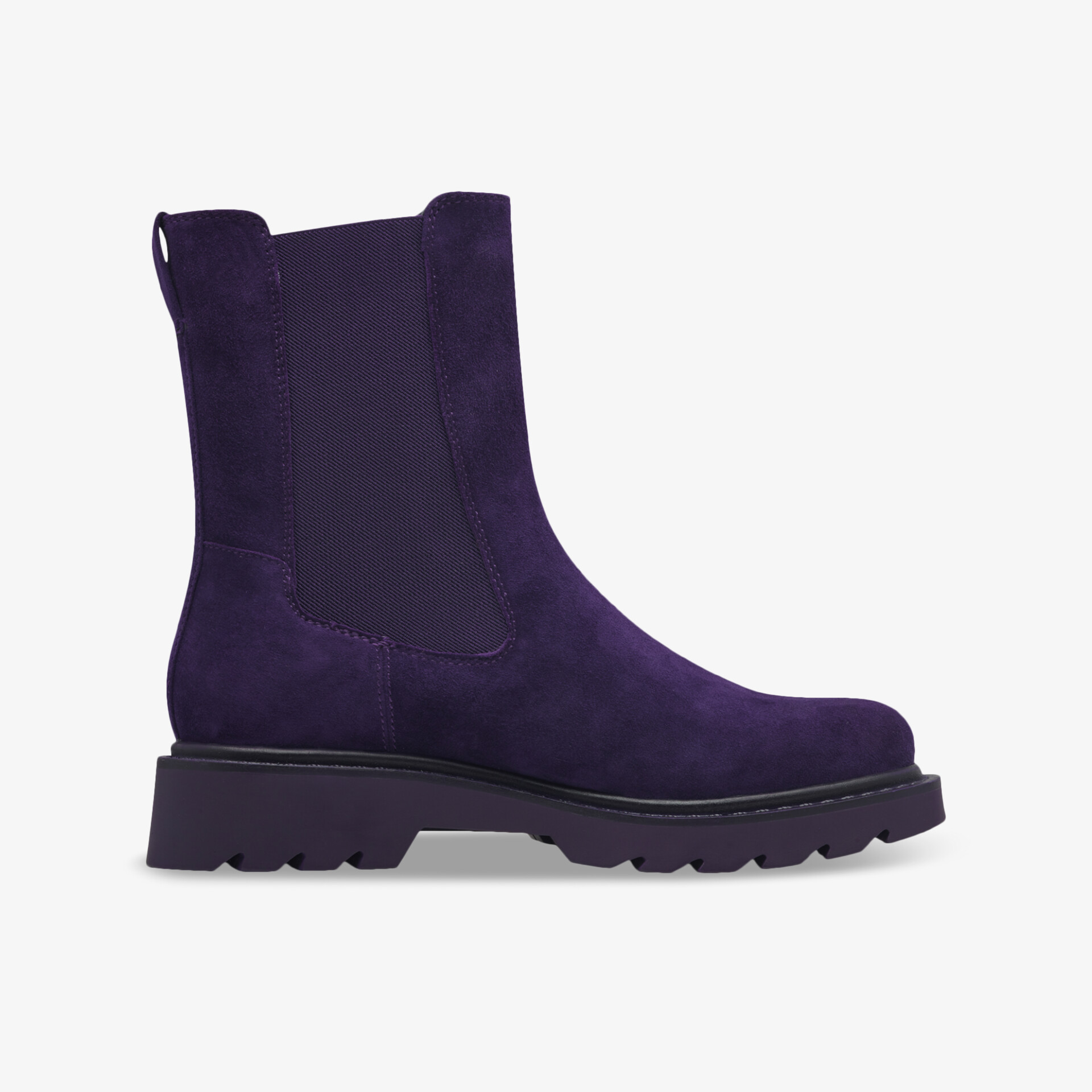 Seitenansicht eines dunkelblauen Chelsea Boots aus Wildleder mit elastischen Einsätzen und robuster Profilsohle