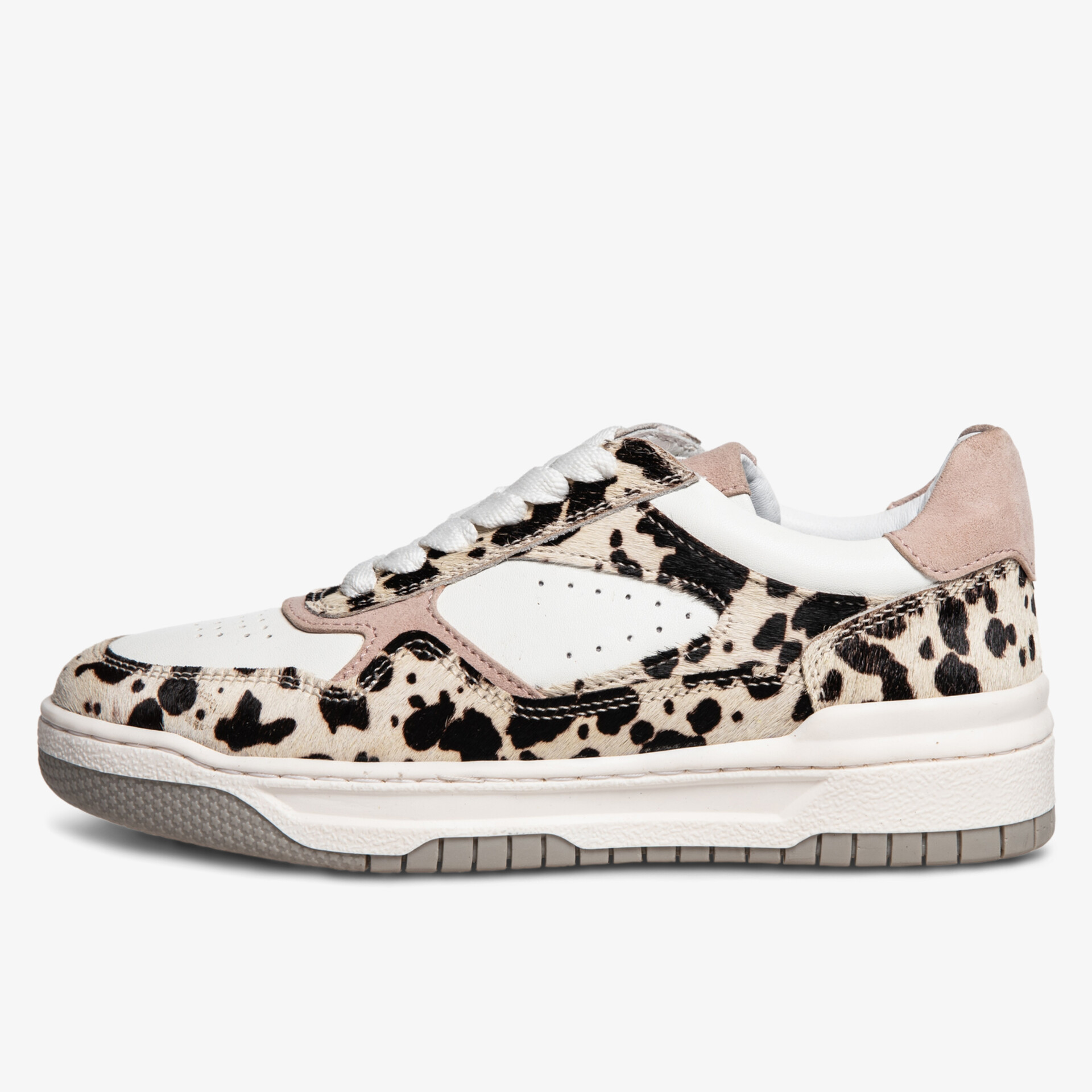 Auffälliger Sneaker mit Leopardenmuster und robustem Design, ideal für trendige Outfits.