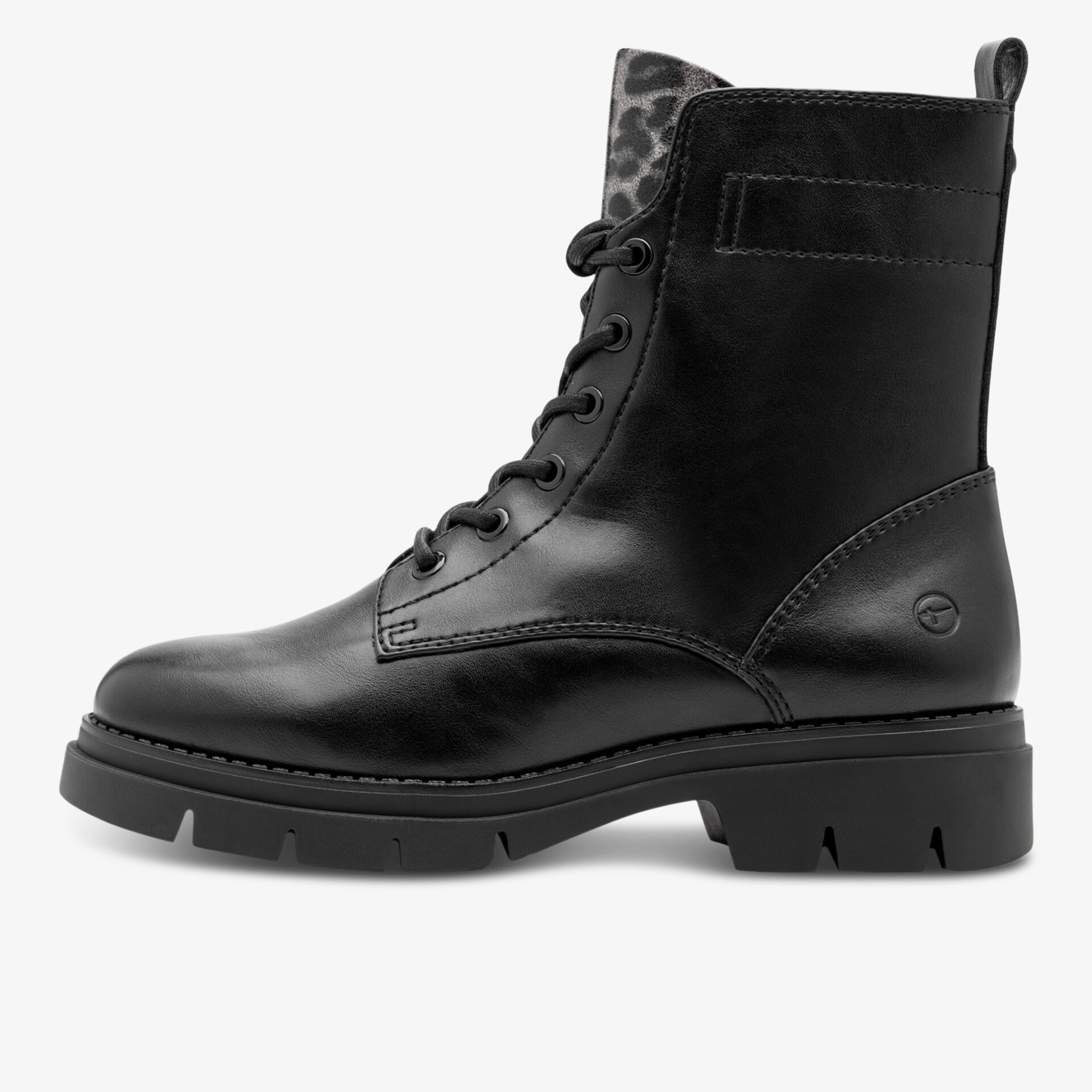 Schwarzer Lederstiefel mit robuster Sohle und klassischer Schnürung, seitliche Ansicht zeigt modernes Design