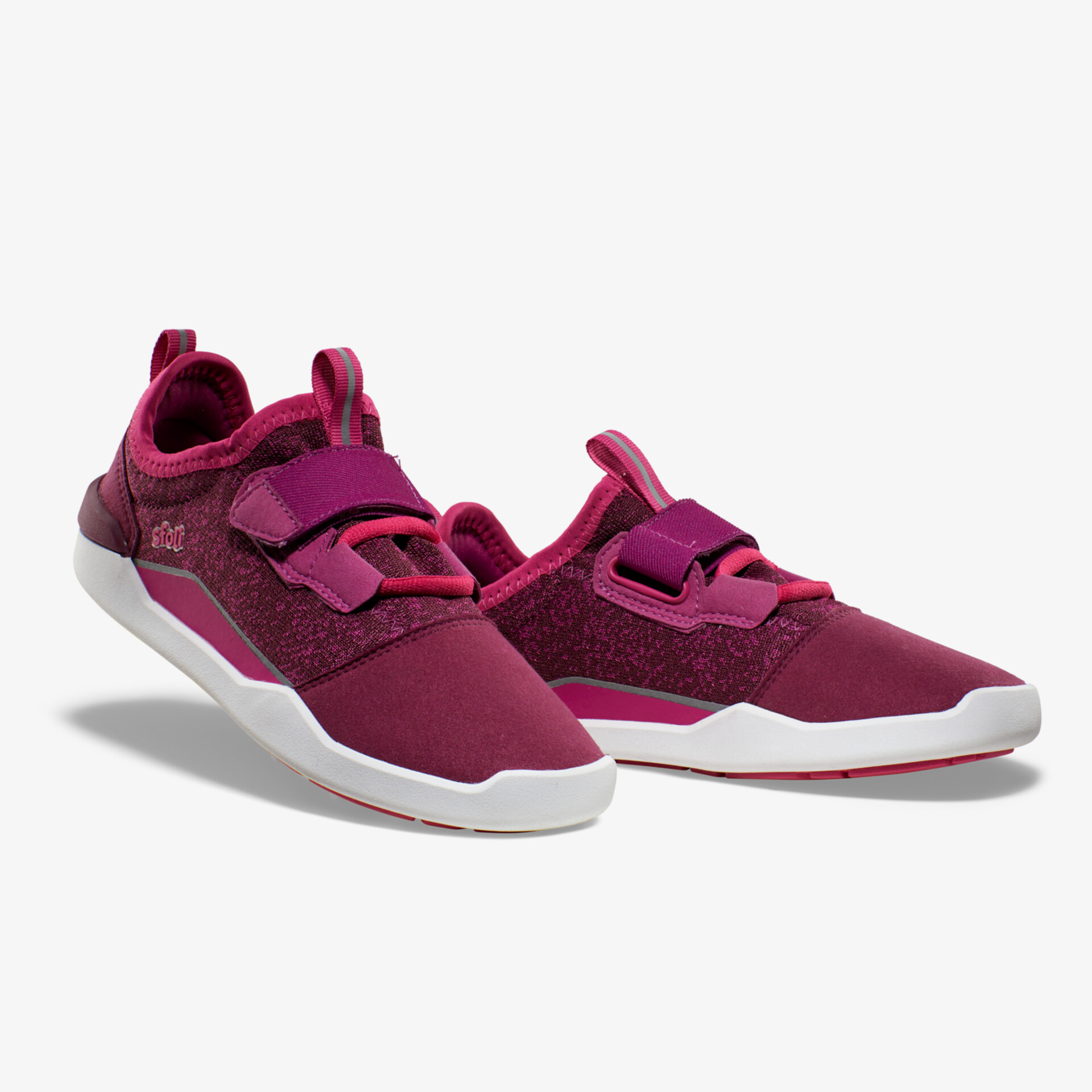 Moderne bequeme Sneaker in kräftigem Rotton mit flexibler Sohle und sportlichem Look