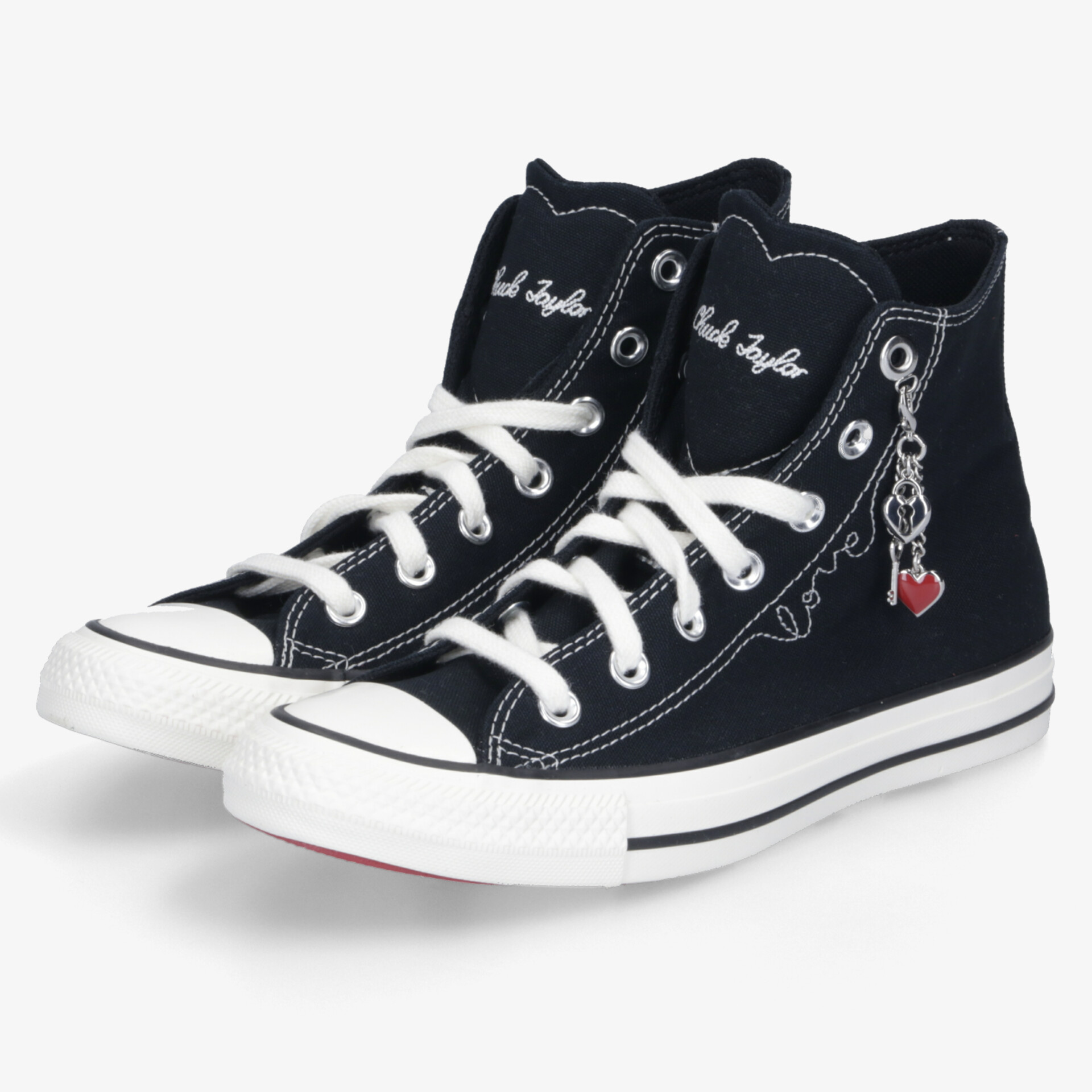 Modische schwarze High-Top-Sneaker mit weißer Sohle und dekorativem Anhänger für lässigen Stil und Komfort.