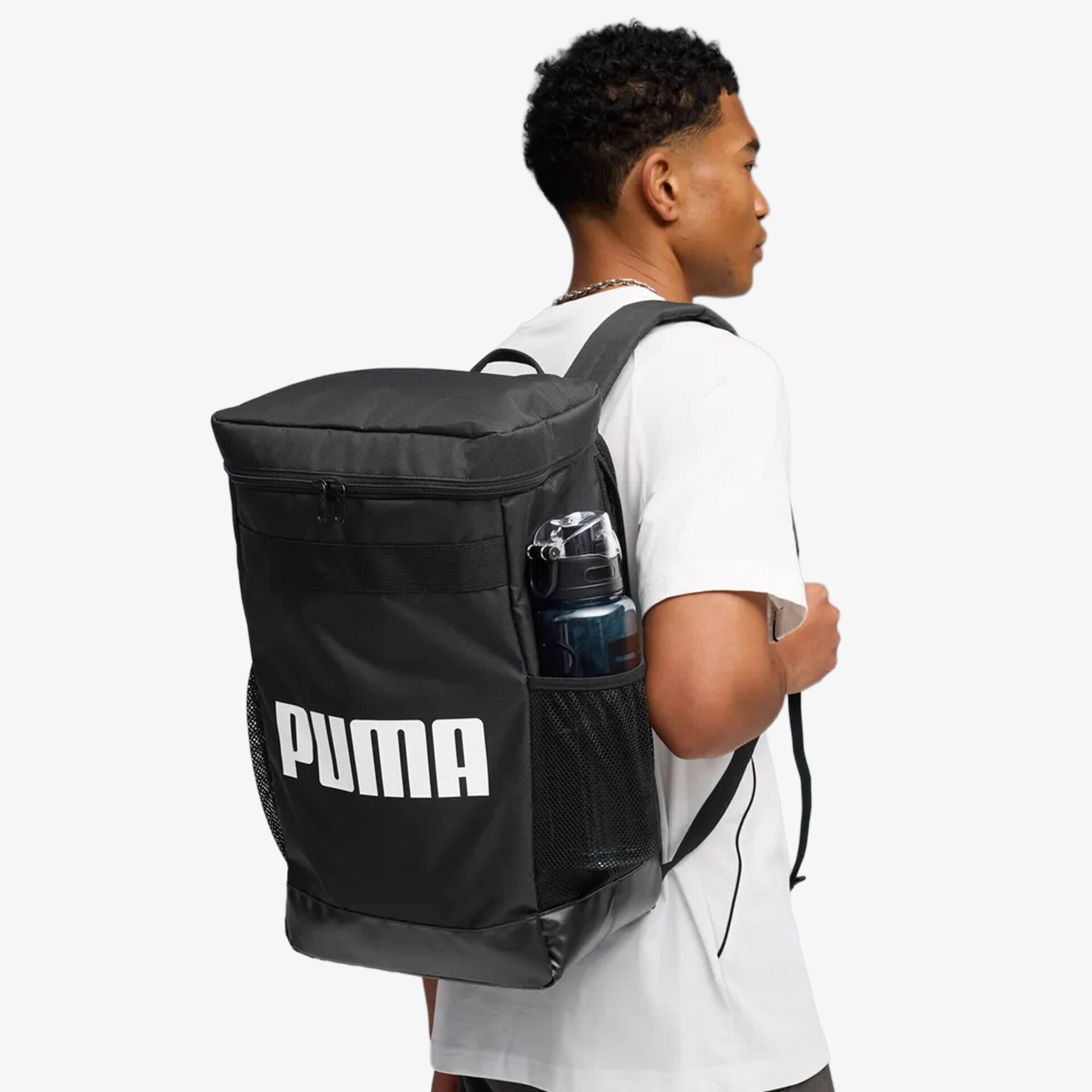 Schwarzer Puma Rucksack mit großem Stauraum und Seitentaschen, getragen auf dem Rücken