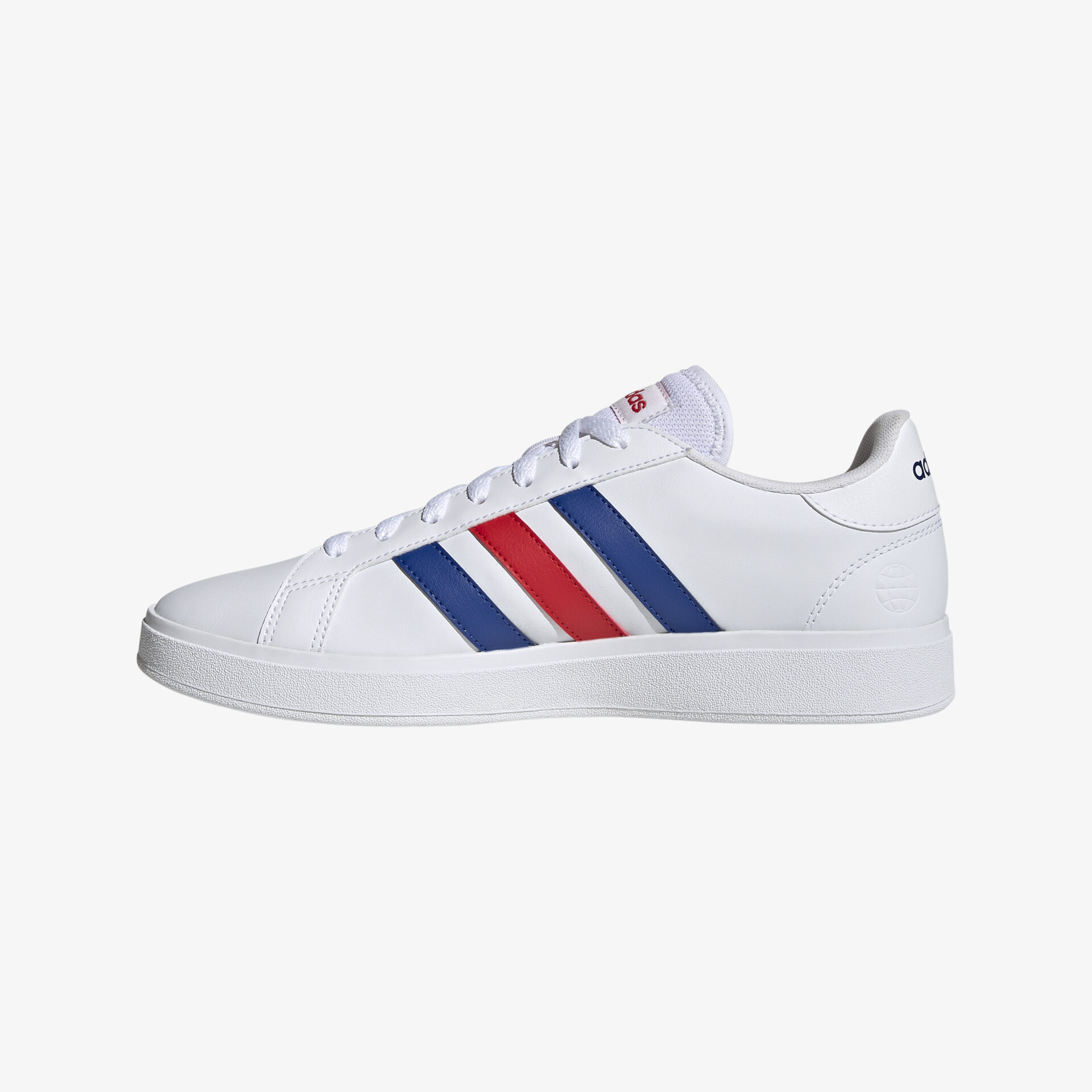 Moderner weißer Sneaker mit blauen und roten Streifen für stilvollen Tragekomfort im Alltag.