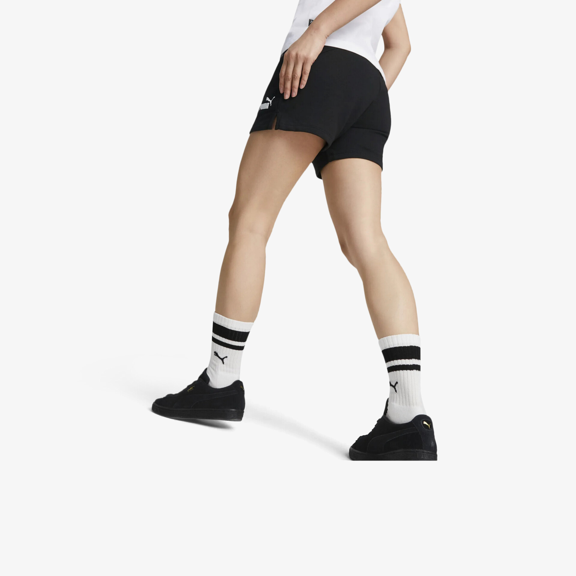 Sportliche schwarze Sneaker kombiniert mit hohen weißen Socken, bequem, flexibel und modern